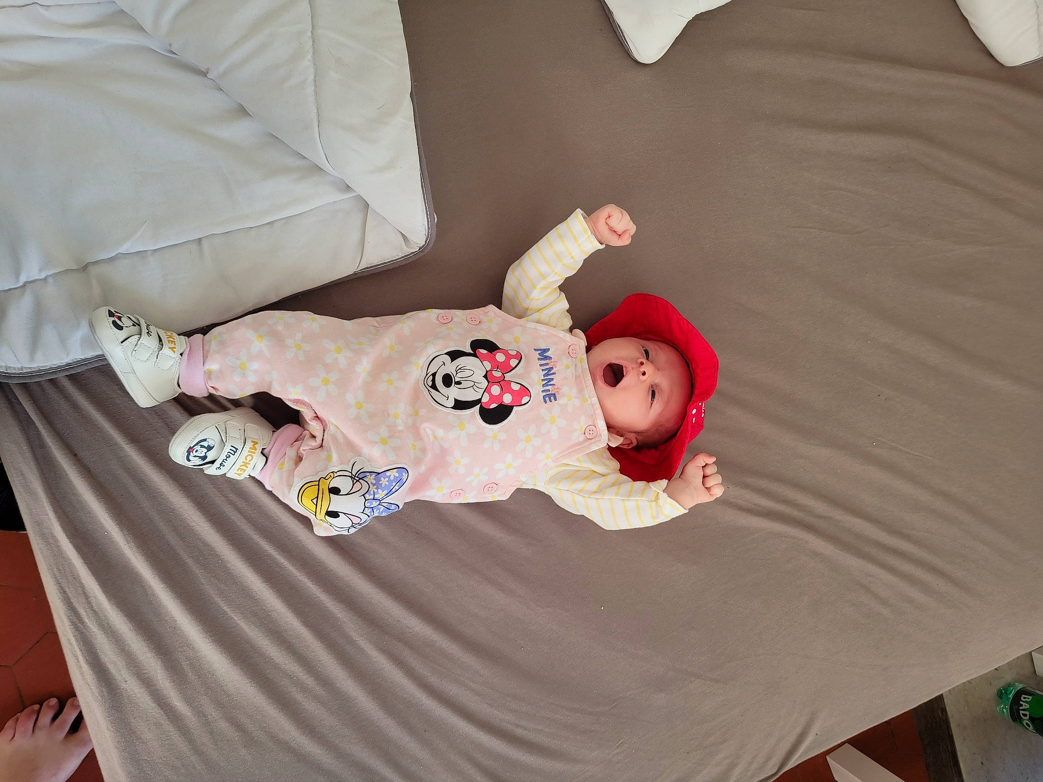 Livia participe au concours pour gagner de l'argent avec cette photo : baby, baby_products, baby_safety, baby_sleeping, baby_toddler_clothing, bed, bed_sheet, bedding, bedroom, bedtime, child, comfort, hat, headwear, linens, person, product, sleeve, t_shirt, textile