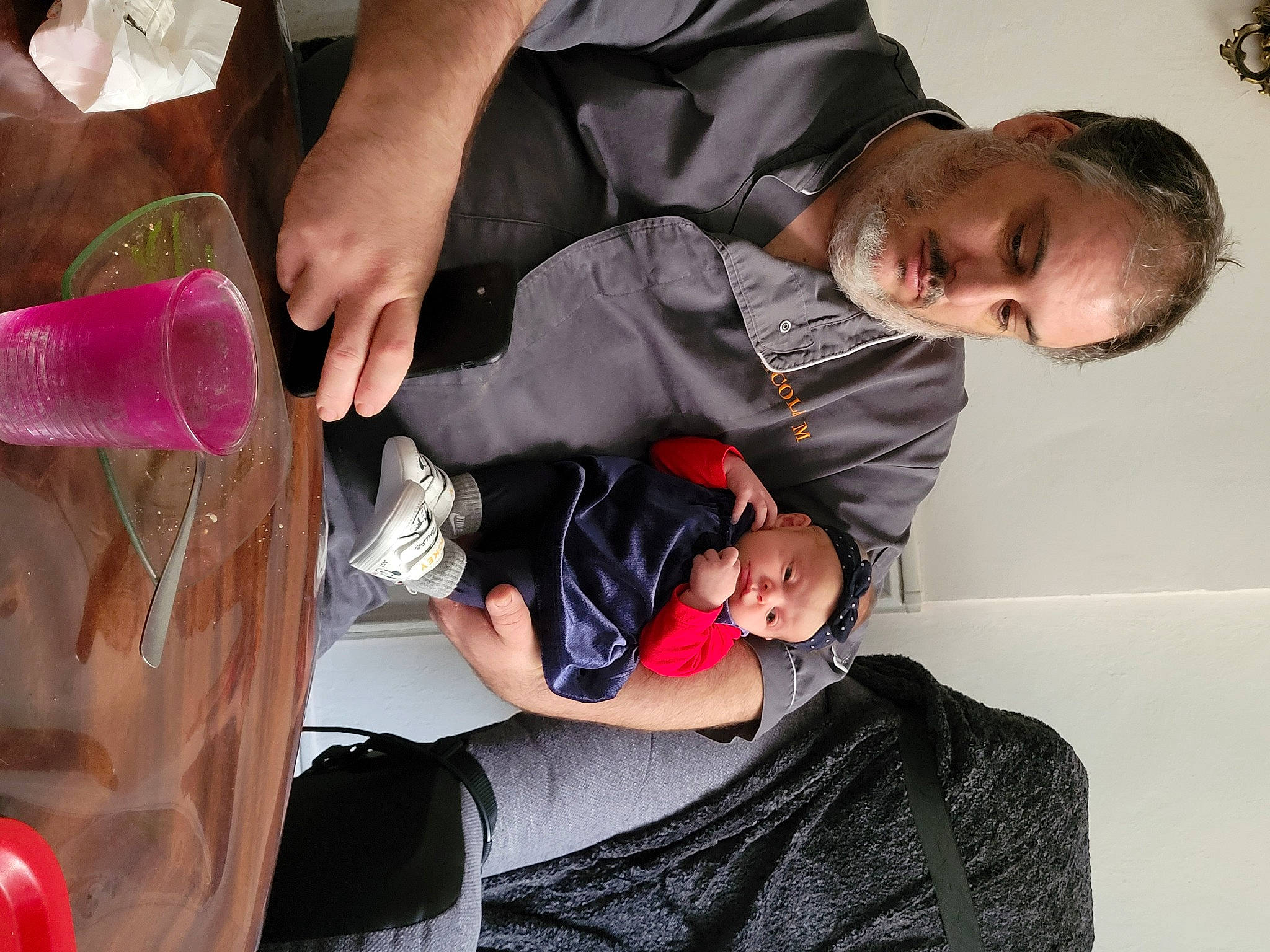 Livia a rejoint le concours — aidez-le/la à gagner de superbes lots ! arm, baby, baby_products, child, comfort, event, fun, gesture, hand, lap, leisure, magenta, nail, person, plastic_bottle, sitting, tie, toddler, tree, water_bottle