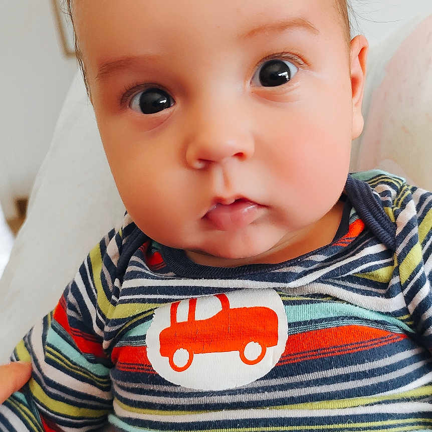 Eden a rejoint le concours — aidez-le/la à gagner de superbes lots ! baby, bodypart, clothing, couch, face, finger, furniture, hand, happy, head, knitwear, longsleeve, newborn, person, photography, portrait, sleeve, smile, sweater, t_shirt