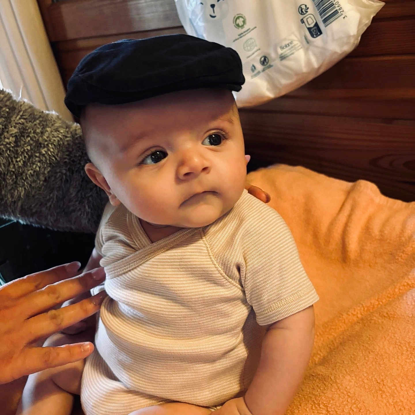 Lou a rejoint le concours — aidez-le/la à gagner de superbes lots ! baby, baseballcap, bodypart, cap, clothing, cushion, face, finger, hand, happy, hat, head, homedecor, people, person, photography, portrait, sitting, smile, t_shirt