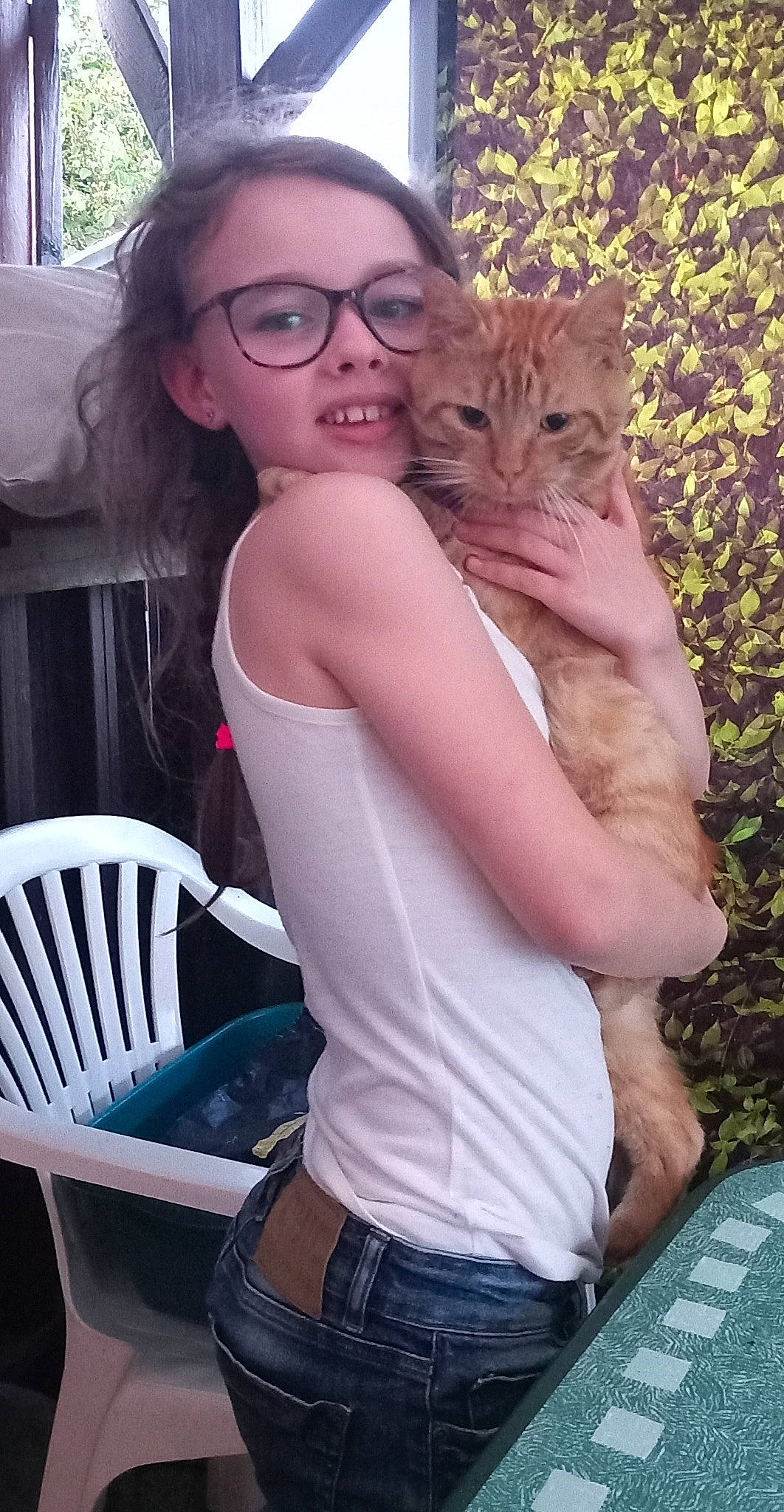 Chi a rejoint le concours — aidez-le/la à gagner de superbes lots ! arm, carnivore, cat, chair, chest, eyewear, fawn, felidae, fun, gesture, happy, small_to_medium_sized_cats, smile, t_shirt, thigh, trunk, vision_care, waist, whiskers, windsor_chair