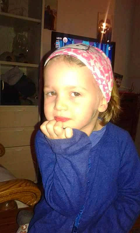 Nathaelys participe au concours pour gagner de l'argent avec cette photo : blue, cheek, child, chin, day, eye, eyebrow, face, fashion_accessory, forehead, girl, hair, hair_accessory, hairstyle, head, headgear, human_hair_color, nose, person, purple