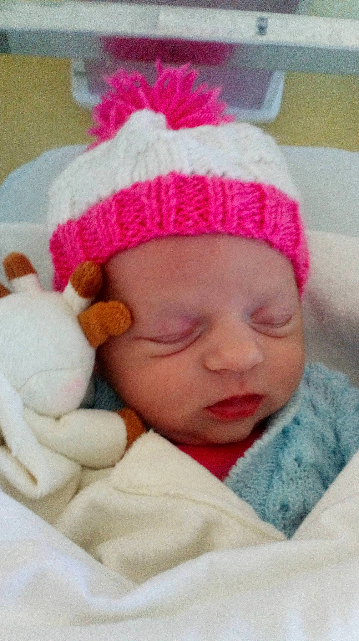 Iliana participe au concours pour gagner de l'argent avec cette photo : beanie, cap, cheek, child, hair_accessory, headgear, infant, knit_cap, person, pink, product, skin, sleep, textile, toddler, wool