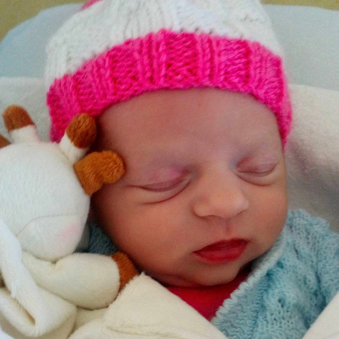 Iliana participe au concours pour gagner de l'argent avec cette photo : beanie, cap, cheek, child, hair_accessory, headgear, infant, knit_cap, person, pink, product, skin, sleep, textile, toddler, wool