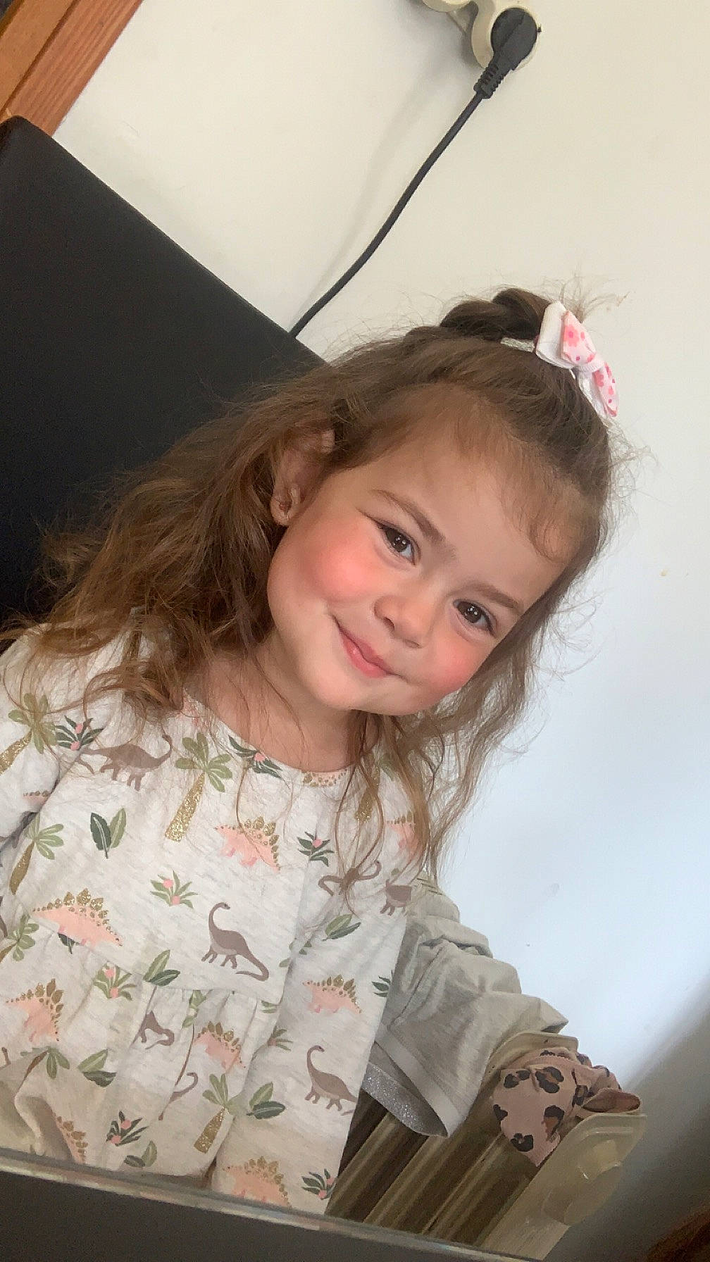 Mya a rejoint le concours — aidez-le/la à gagner de superbes lots ! blond, brown_hair, cheek, child, eyebrow, fun, hair, happy, head, iris, joy, lip, long_hair, neck, pattern, person, sitting, skin, sleeve, smile