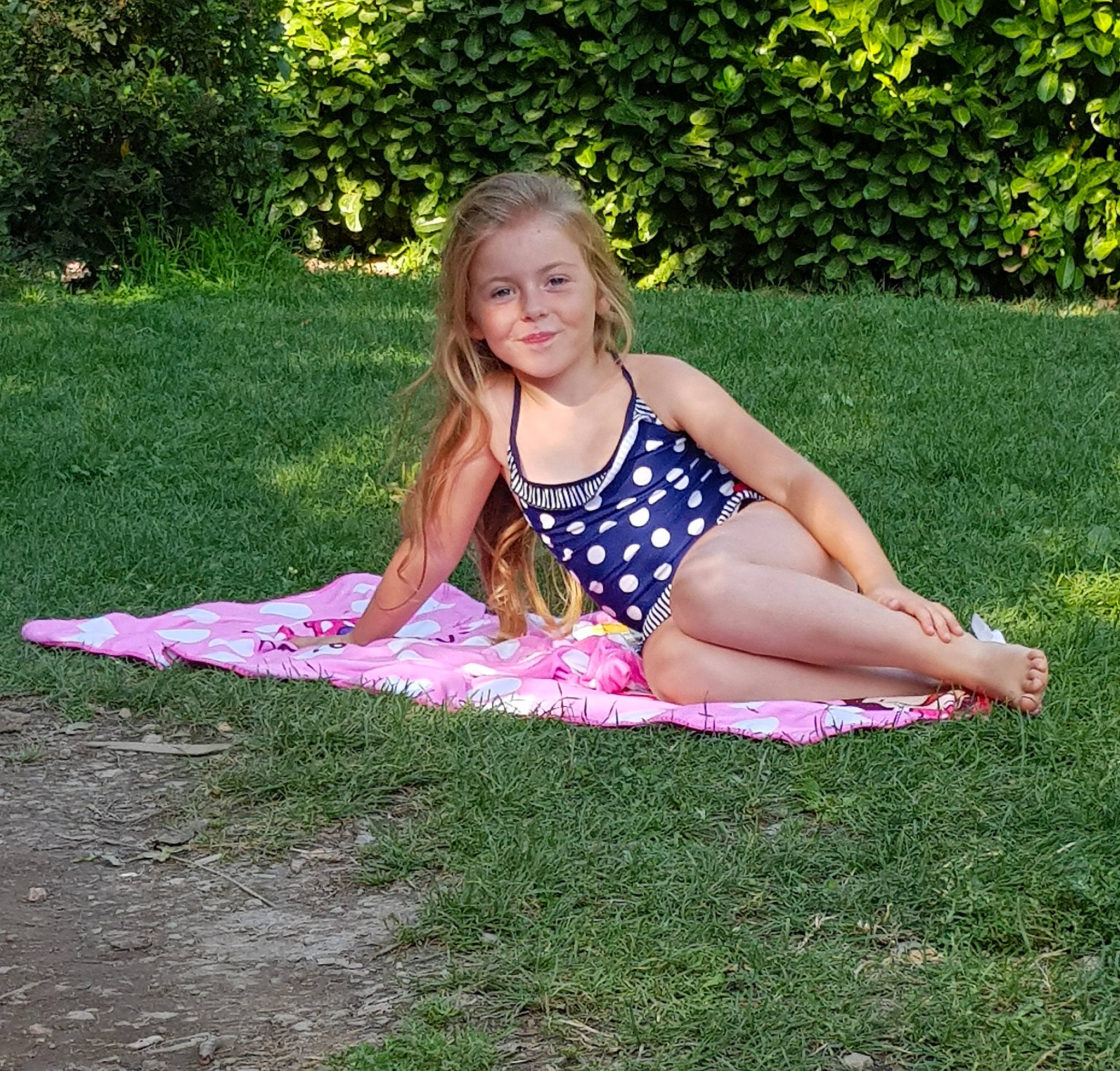 Lisya participe au concours pour gagner de l'argent avec cette photo : barefoot, fun, grass, joy, lawn, leisure, pattern, person, physical_fitness, plant, sitting, summer, vacation