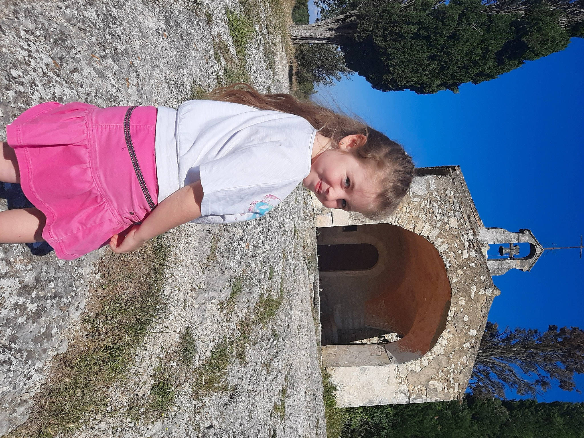 Lisya participe au concours pour gagner de l'argent avec cette photo : fun, joy, leisure, person, sitting, tree, vacation