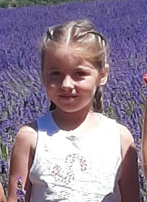 Lisya a rejoint le concours — aidez-le/la à gagner de superbes lots ! arm, blond, child, chin, cool, ear, eye, eyebrow, face, forehead, hair, hairstyle, head, human, joy, lavender, long_hair, neck, nose, person