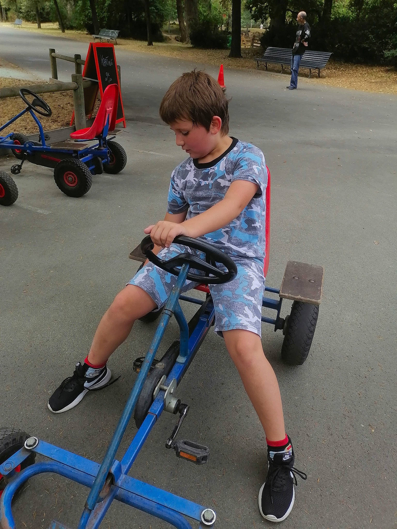 Mael a rejoint le concours — aidez-le/la à gagner de superbes lots ! automotive_wheel_system, bicycle, bicycle_accessory, bicycle_wheel, person, tricycle, vehicle, wheel