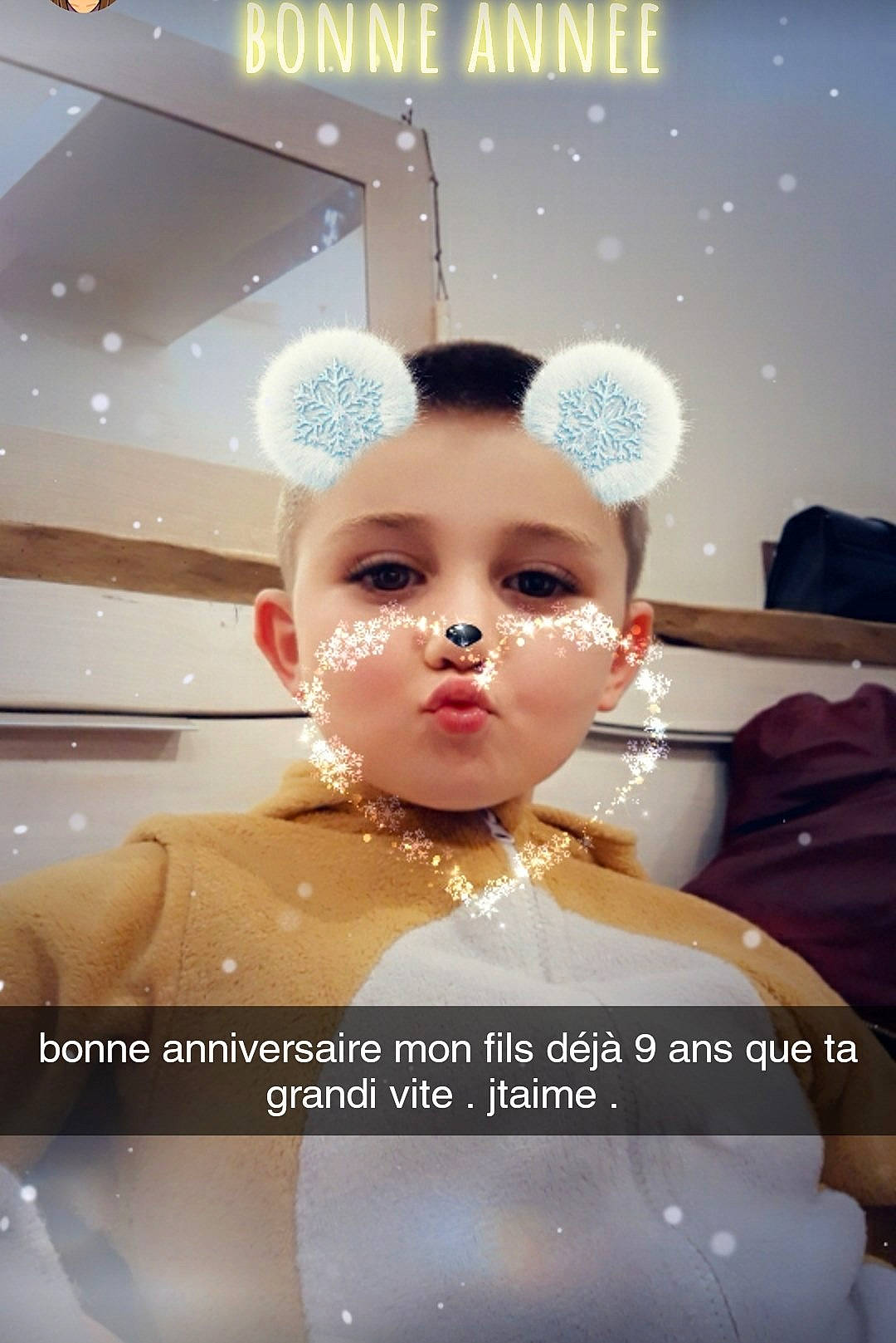 Mael participe au concours pour gagner de l'argent avec cette photo : cheek, child, close_up, ear, happy, head, person, photo_caption, photography, reflection, smile, space, toddler