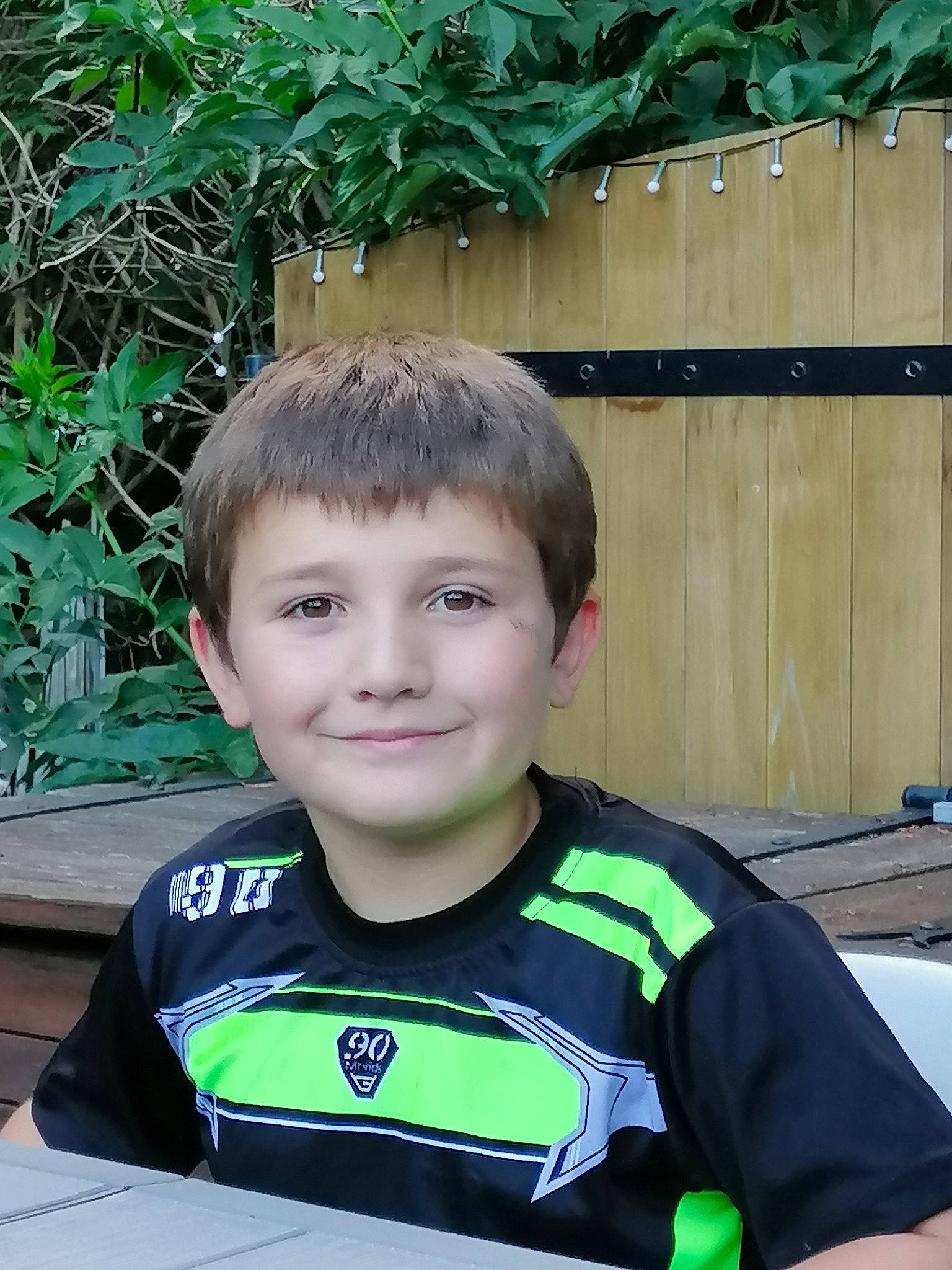 Mael a rejoint le concours — aidez-le/la à gagner de superbes lots ! child, forehead, green, joy, person, smile, t_shirt