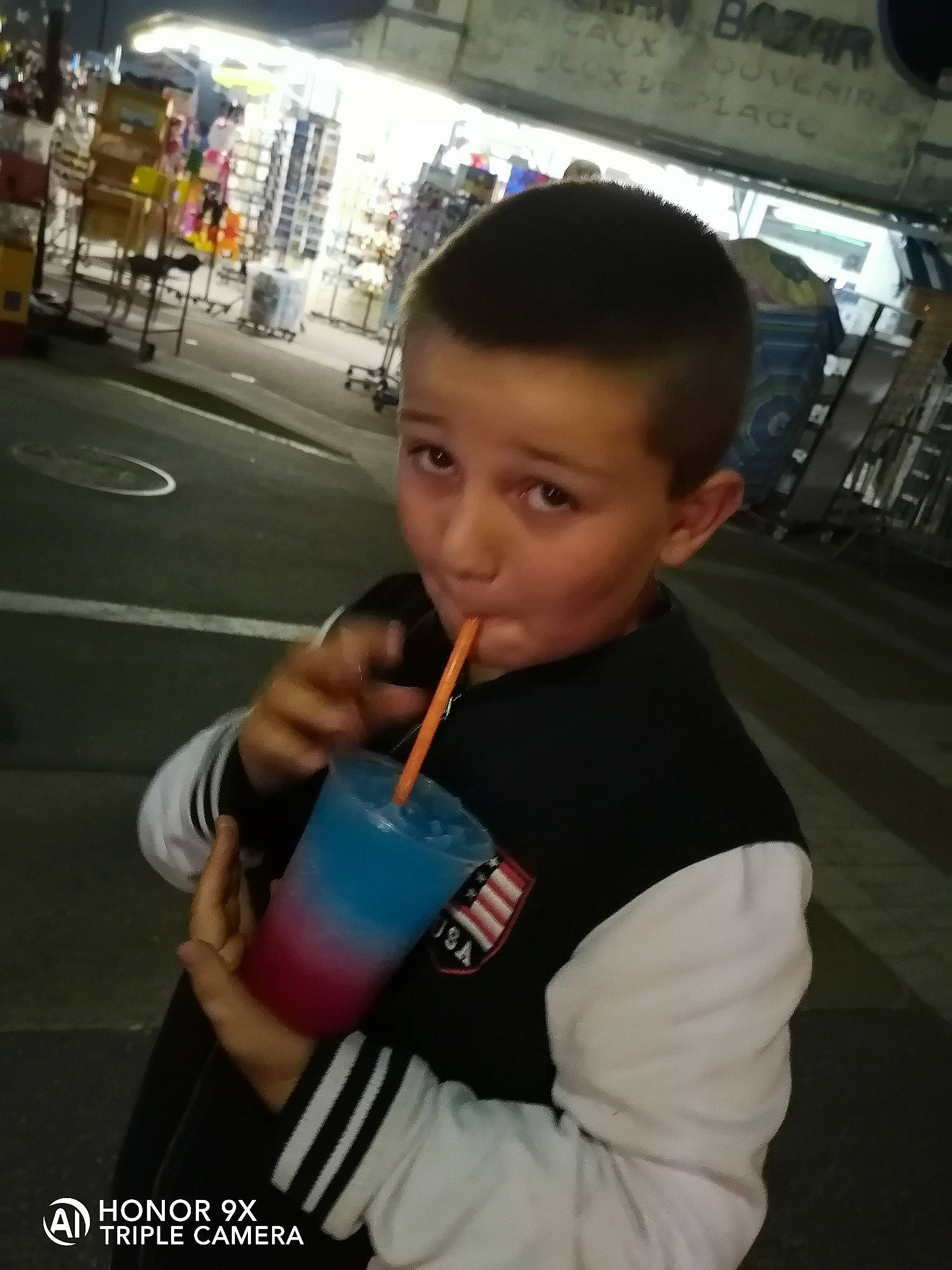 Mael participe au concours pour gagner de l'argent avec cette photo : child, person, toddler