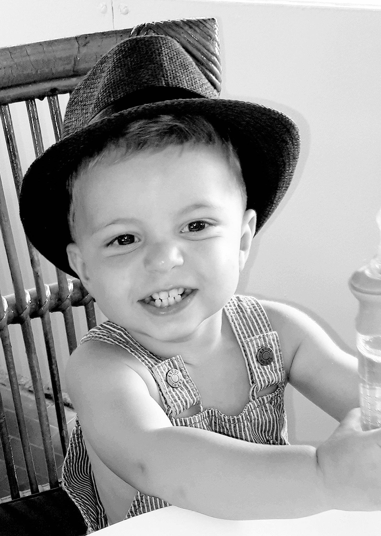 Ethann participe au concours pour gagner de l'argent avec cette photo : beauty, black, black_and_white, cheek, child, eye, face, facial_expression, hat, head, headgear, joy, lip, monochrome, monochrome_photography, person, photograph, skin, smile, snapshot