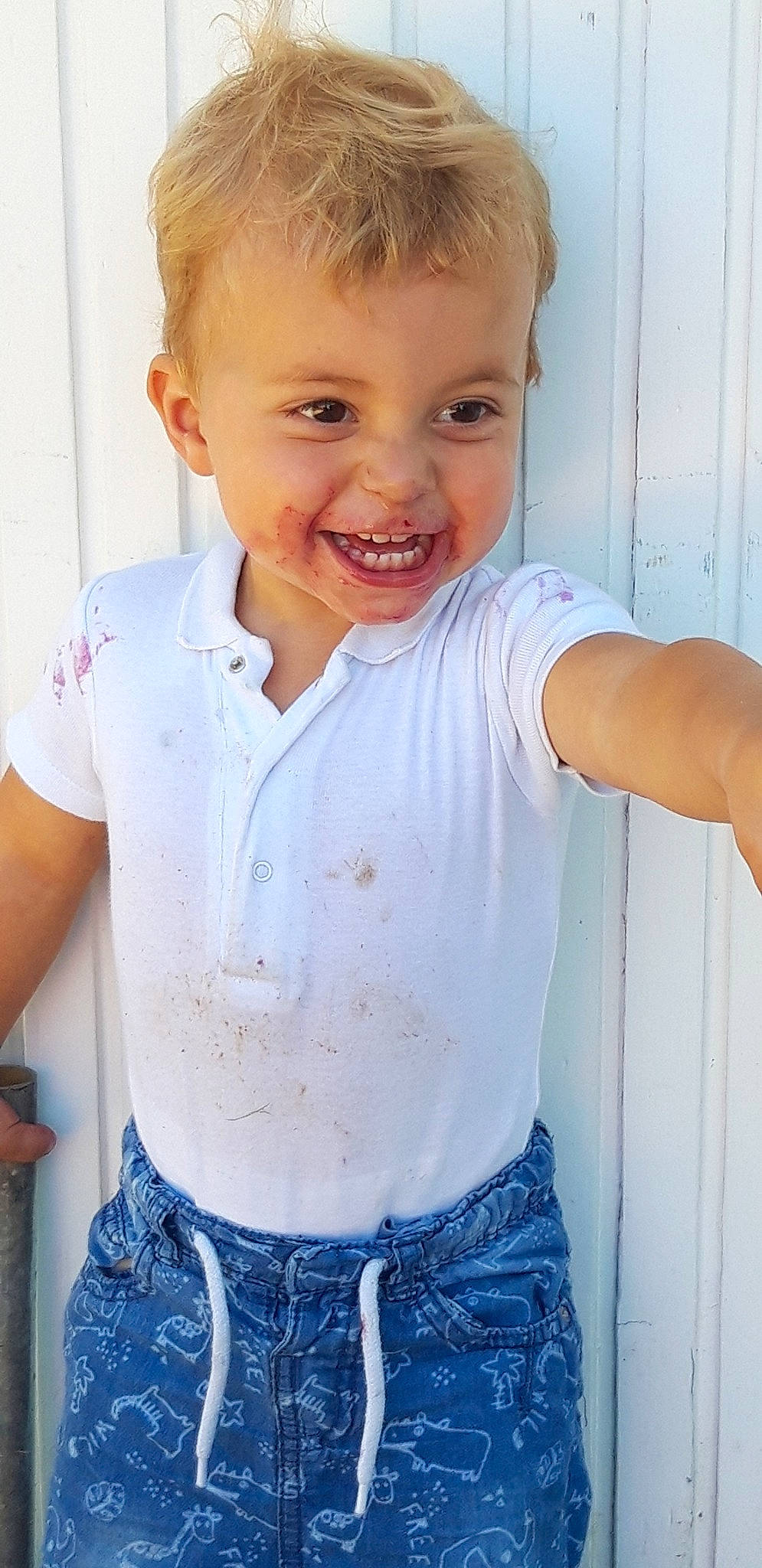 Ethann a rejoint le concours — aidez-le/la à gagner de superbes lots ! arm, baby_toddler_clothing, blond, blue, cheek, child, child_model, chin, facial_expression, hair, jeans, joy, muscle, person, shirt, shoulder, skin, sleeve, smile, standing