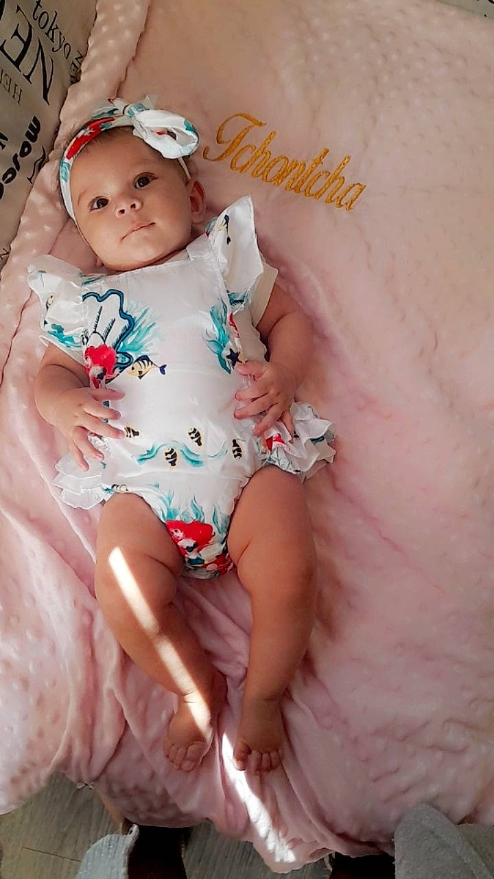 Tchontcha participe au concours pour gagner de l'argent avec cette photo : abdomen, arm, baby, baby_toddler_clothing, chest, child, dress, eye, eyelash, face, finger, happy, head, headpiece, nail, person, pink, skin, thigh, toddler