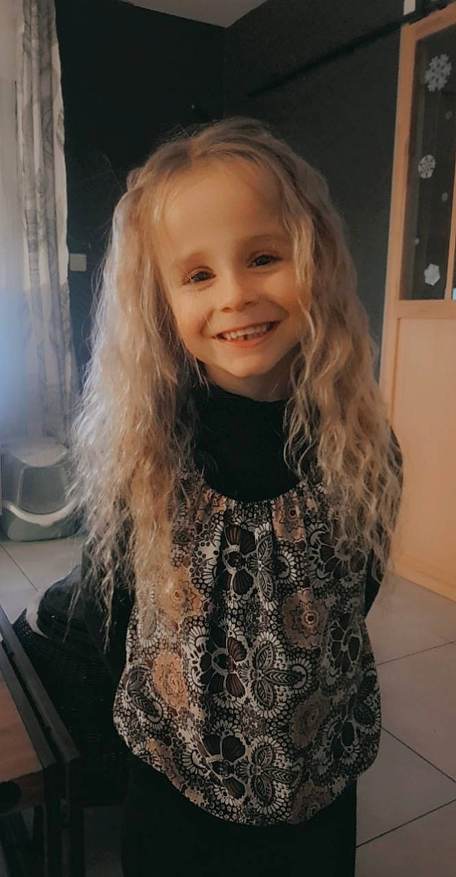 Awena participe au concours pour gagner de l'argent avec cette photo : blond, cheek, day_dress, dress, embellishment, eyelash, face, fun, hair, hairstyle, happy, head, human_body, iris, joy, long_hair, organ, person, shoulder, sleeve