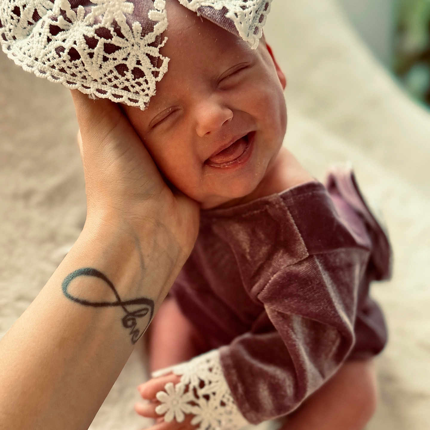 Maïly participe au concours pour gagner de l'argent avec cette photo : baby, blanket, bow, clothing, cozy, cute, hand, happy, headband, infant, lace, newborn, person, portrait, skin, smiling, soft, tattoo, tongue_out, velvet