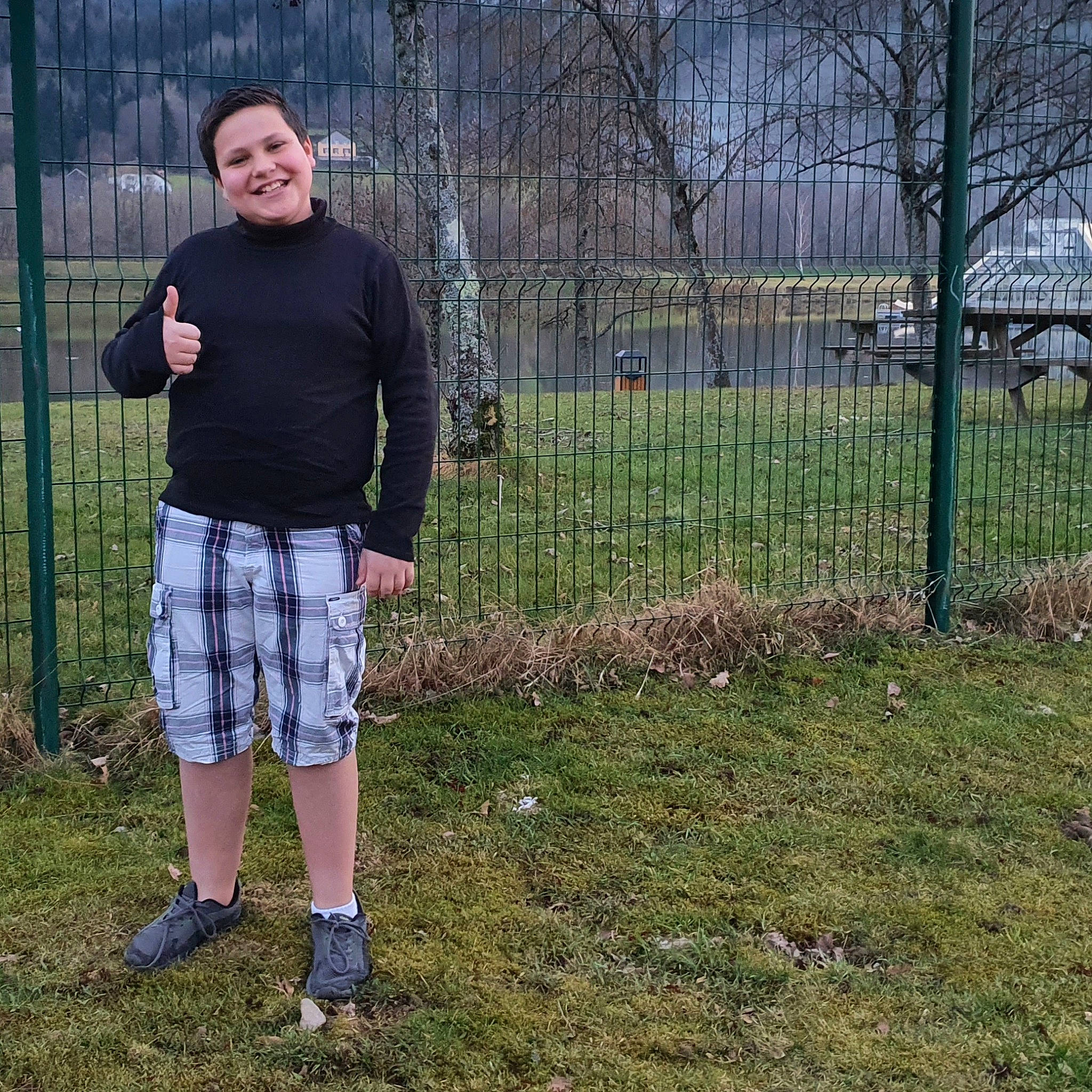 Ladislao participe au concours pour gagner de l'argent avec cette photo : chain_link_fencing, fence, grass, grass_family, grassland, home_fencing, joy, mesh, net, pasture, pattern, person, plant, player, shorts, shrub, sleeve, soil, sportswear, t_shirt