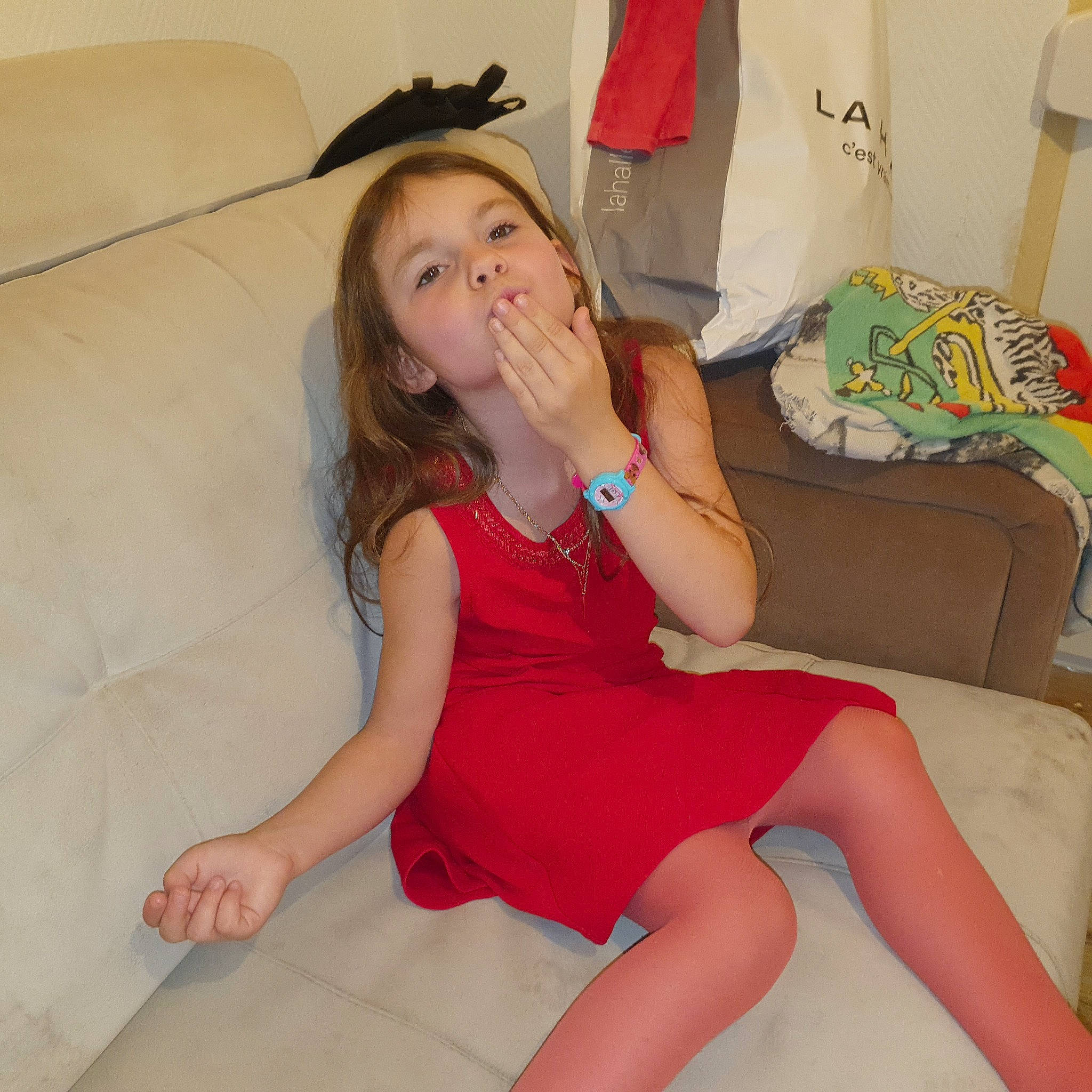 Vladia participe au concours pour gagner de l'argent avec cette photo : arm, black_hair, comfort, dress, elbow, finger, fun, happy, joint, knee, lap, leg, long_hair, mouth, neck, one_piece_garment, person, shoulder, skin, textile