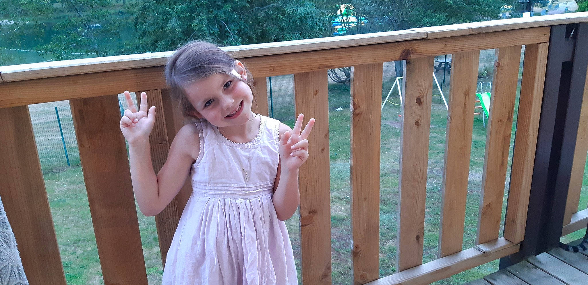 Vladia participe au concours pour gagner de l'argent avec cette photo : child, dress, fawn, fence, home_fencing, joy, person, picket_fence, product