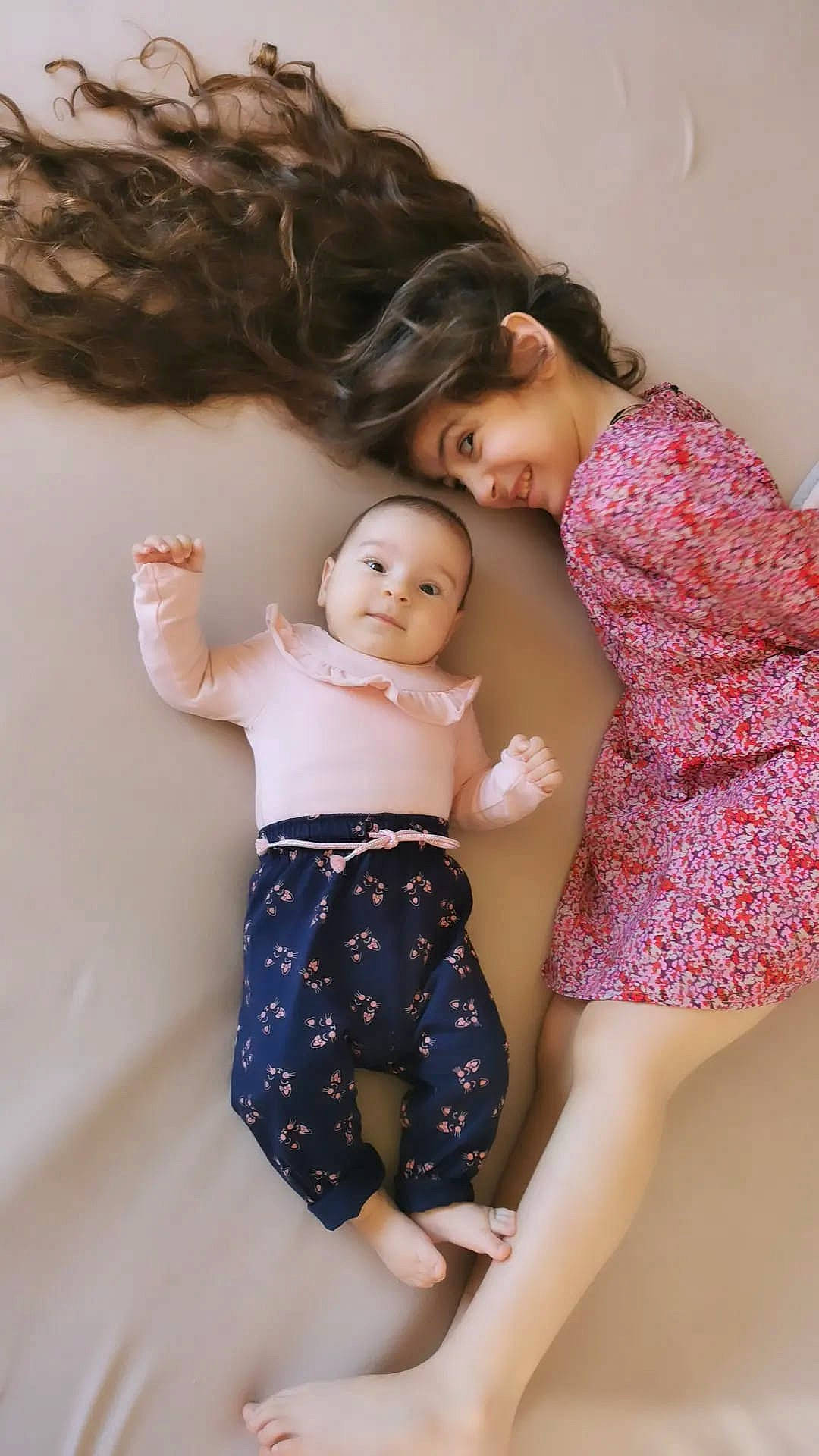 Alya participe au concours pour gagner de l'argent avec cette photo : arm, face, facial_expression, hair, hairstyle, happy, head, human_body, joint, joy, leg, muscle, neck, organ, person, product, shoulder, skin, sleeve, standing