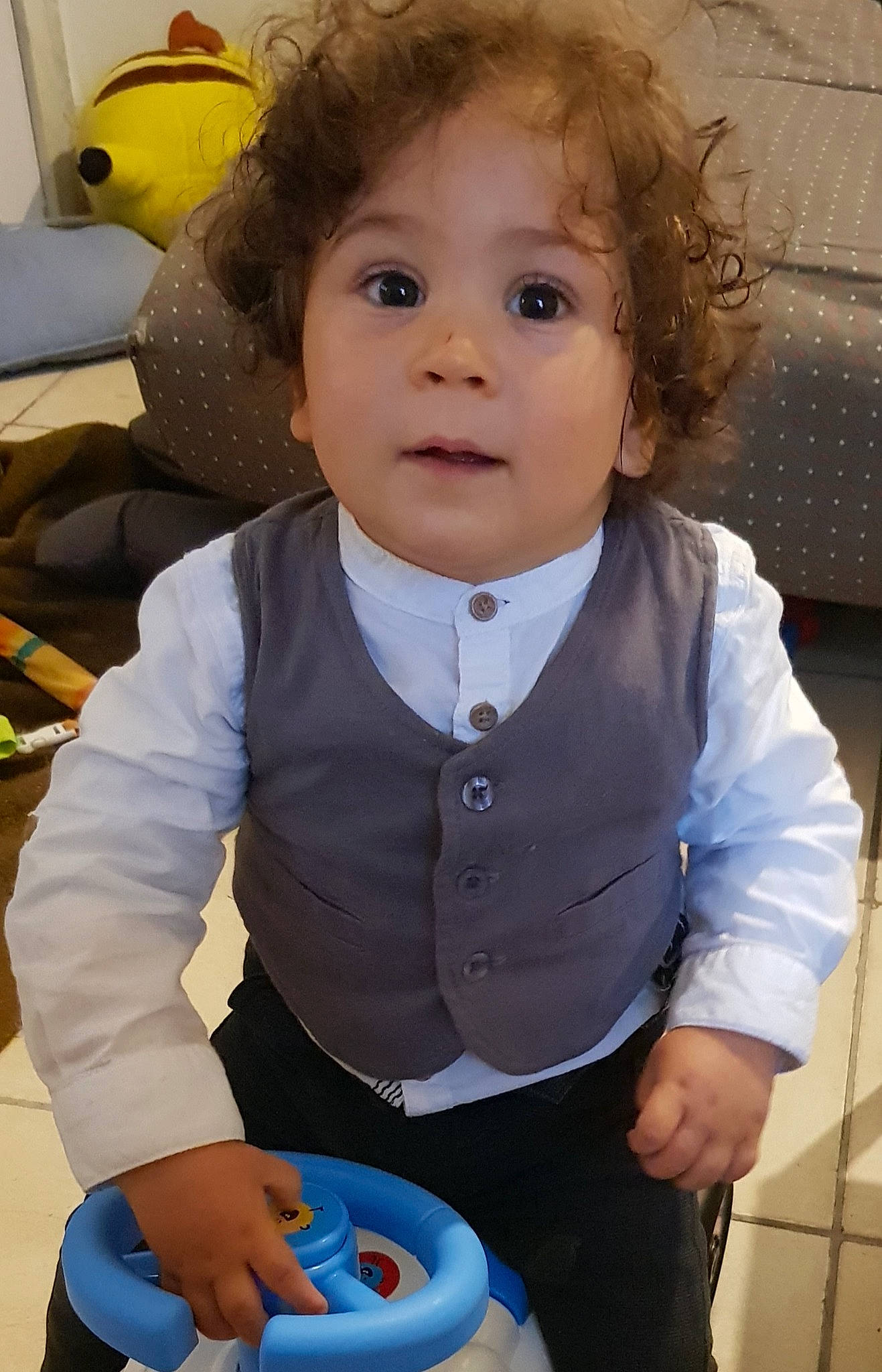 Gaël a rejoint le concours — aidez-le/la à gagner de superbes lots ! arm, baby, baby_toddler_clothing, blue, cheek, child, elbow, electric_blue, finger, fun, happy, human_body, nose, organ, person, sitting, sleeve, t_shirt, toddler, white