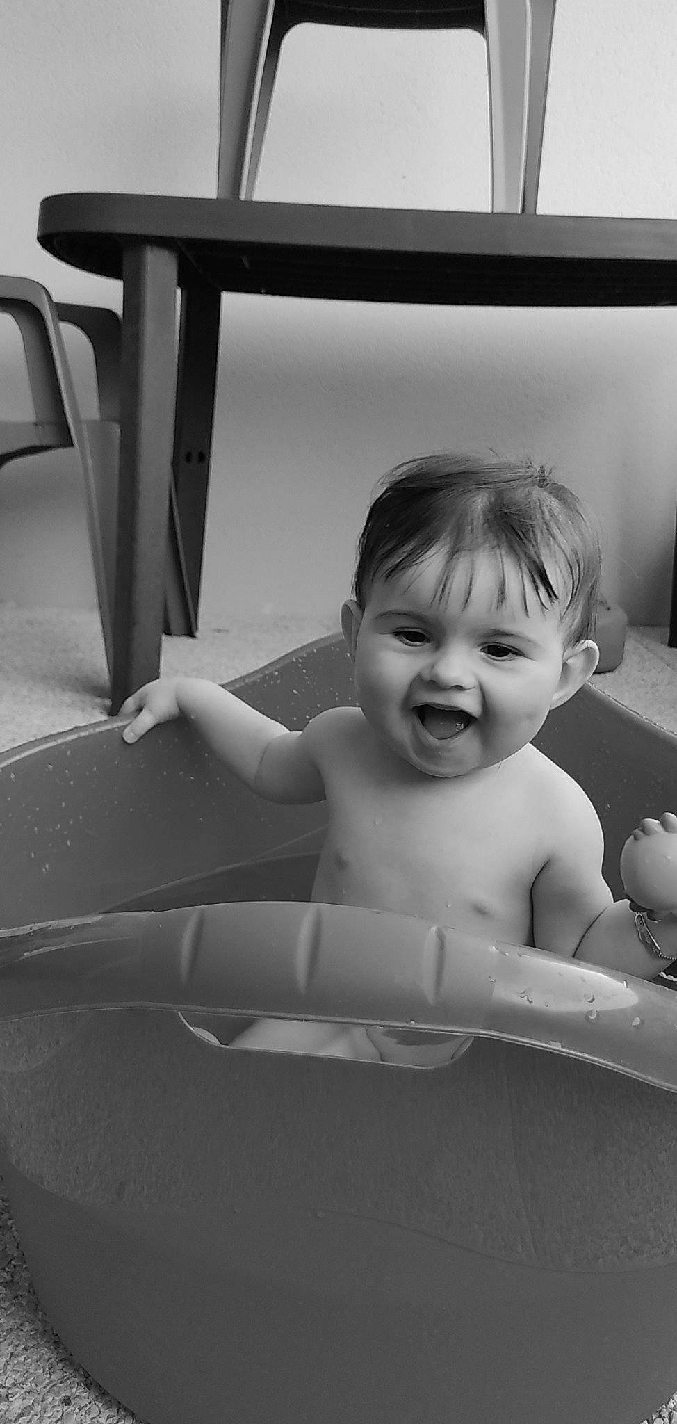 Emma participe au concours pour gagner de l'argent avec cette photo : arm, baby, black_and_white, chest, comfort, finger, fun, hand, happy, human, human_body, iris, leg, person, product, skin, smile, snapshot, standing, style