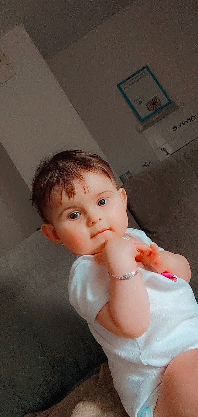 Emma a rejoint le concours — aidez-le/la à gagner de superbes lots ! arm, baby, baby_toddler_clothing, cheek, chest, child, dress, elbow, eyelash, flooring, gesture, hand, happy, lip, nail, nose, person, sleeve, thumb, toddler