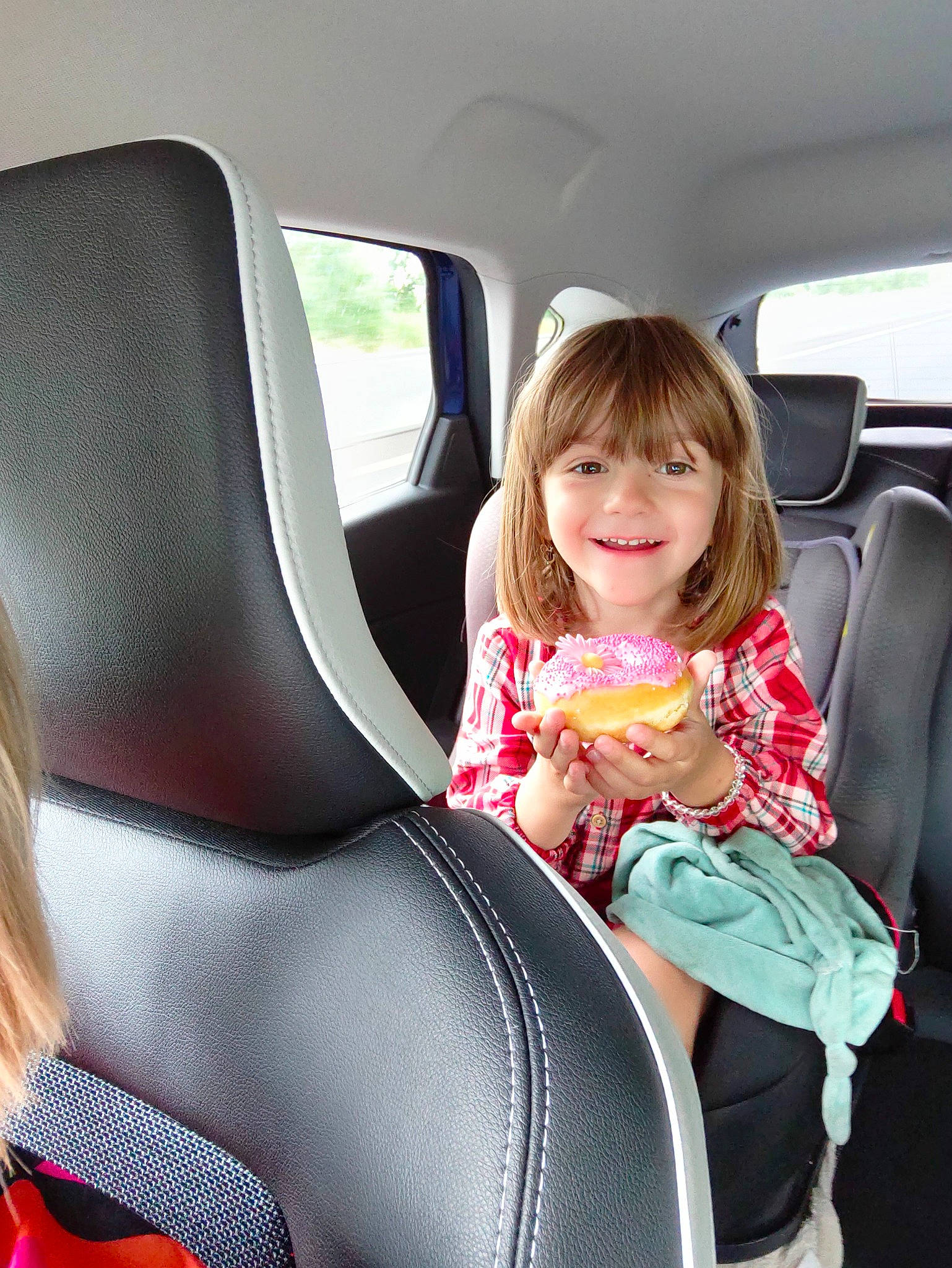 Juliette participe au concours pour gagner de l'argent avec cette photo : auto_part, automotive_design, beauty, car, car_seat, car_seat_cover, comfort, family_car, head_restraint, joy, luxury_vehicle, mode_of_transport, motor_vehicle, person, seat_belt, sitting, smile, steering_wheel, toddler, vehicle