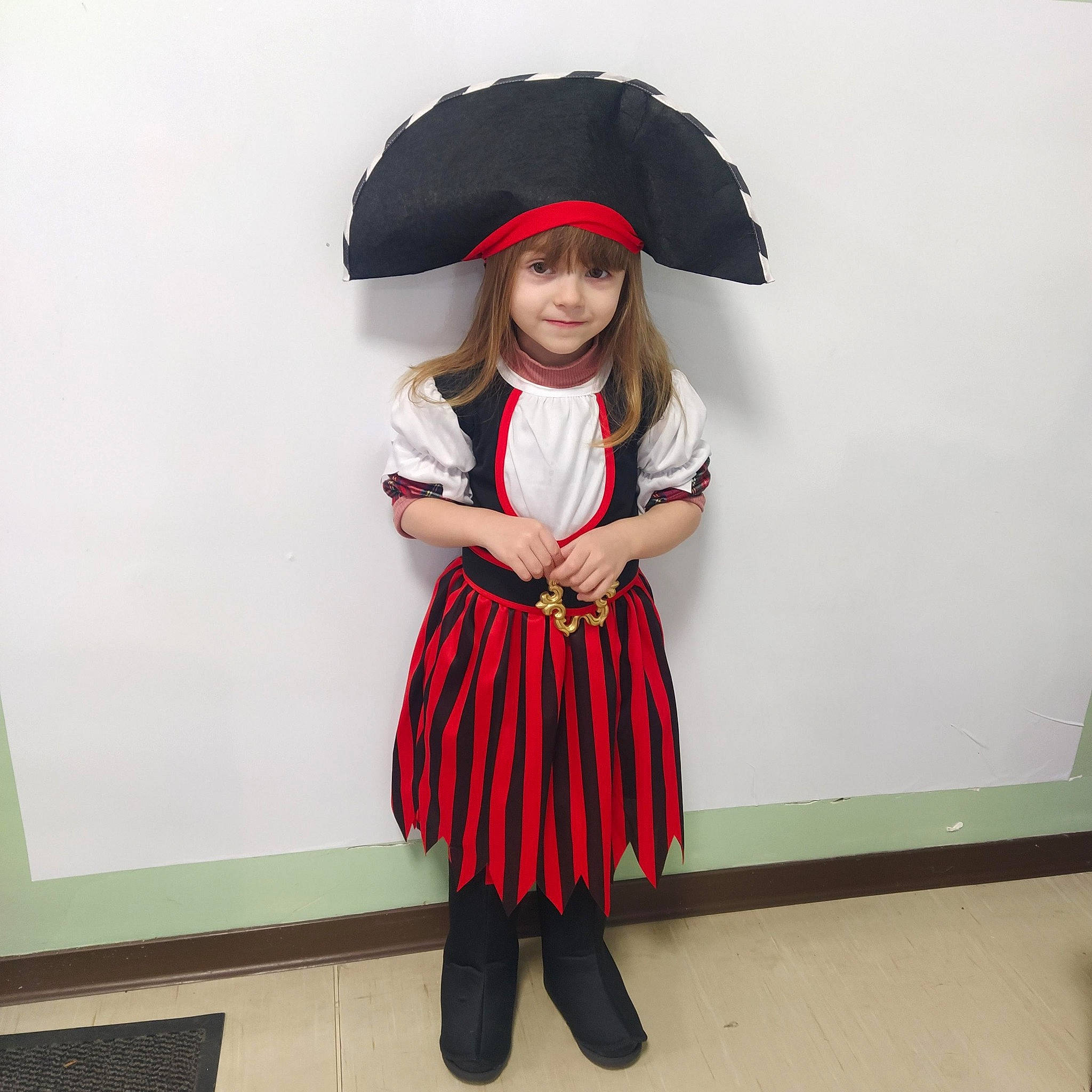 Juliette participe au concours pour gagner de l'argent avec cette photo : collar, costume_hat, day_dress, dress, electric_blue, event, face, fashion_design, hat, headgear, headwear, human_body, joy, knee, one_piece_garment, pattern, person, sleeve, thigh, toddler