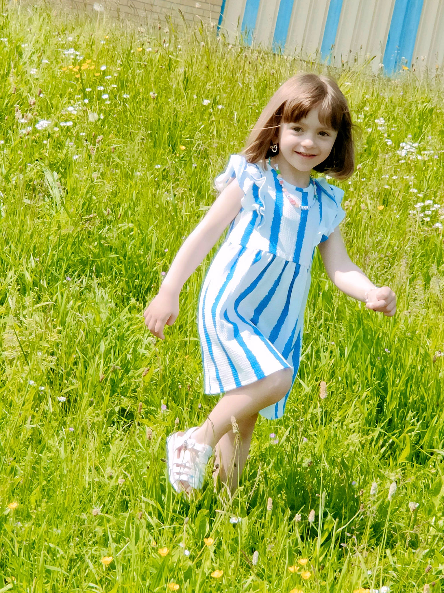 Juliette a rejoint le concours — aidez-le/la à gagner de superbes lots ! baby_toddler_clothing, blond, child, electric_blue, field, fun, grass, grassland, groundcover, happy, human_leg, joy, lawn, meadow, natural_environment, people_in_nature, person, plant, prairie, smile