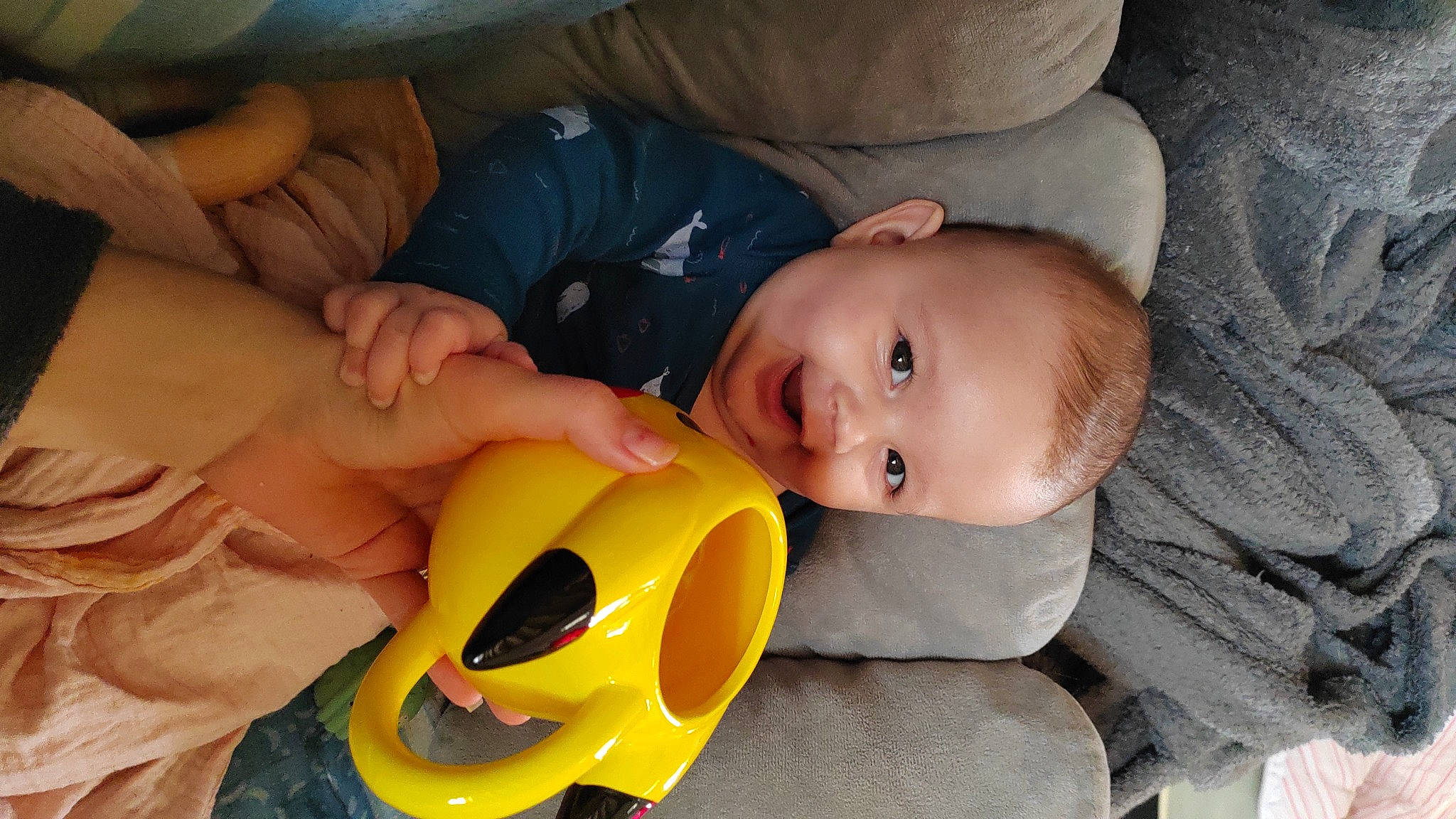 Lilly participe au concours pour gagner de l'argent avec cette photo : baby, baby_toddler_clothing, cheek, child, comfort, eye, face, finger, happy, head, iris, mouth, nose, orange, person, skin, smile, textile, toddler, toy