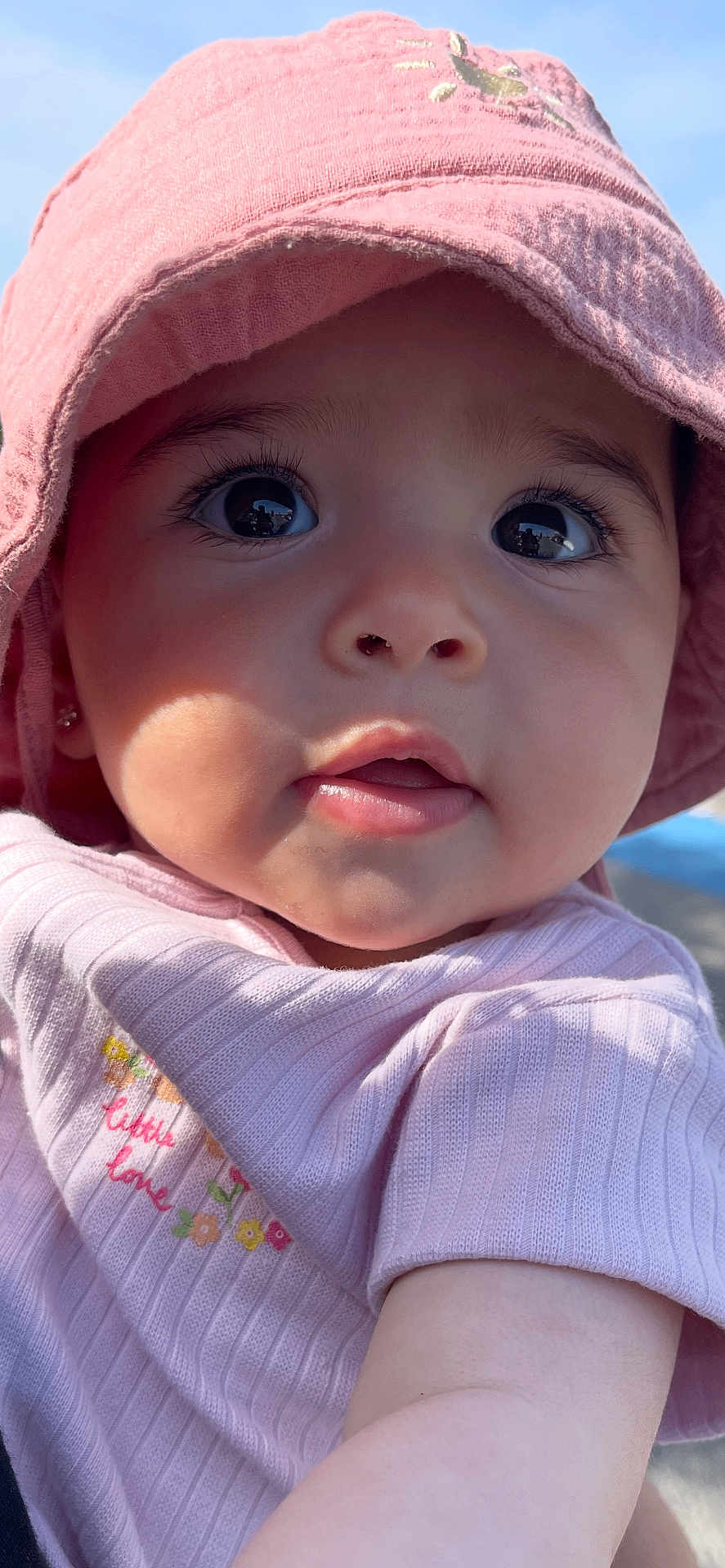 Lynn participe au concours pour gagner de l'argent avec cette photo : baby, child, face, hat, pink_clothing, close_up, outdoor, portrait, cute, infant, eyes, skin, expression, young_child, sunlight, fashion, headwear, apparel, person, adorable