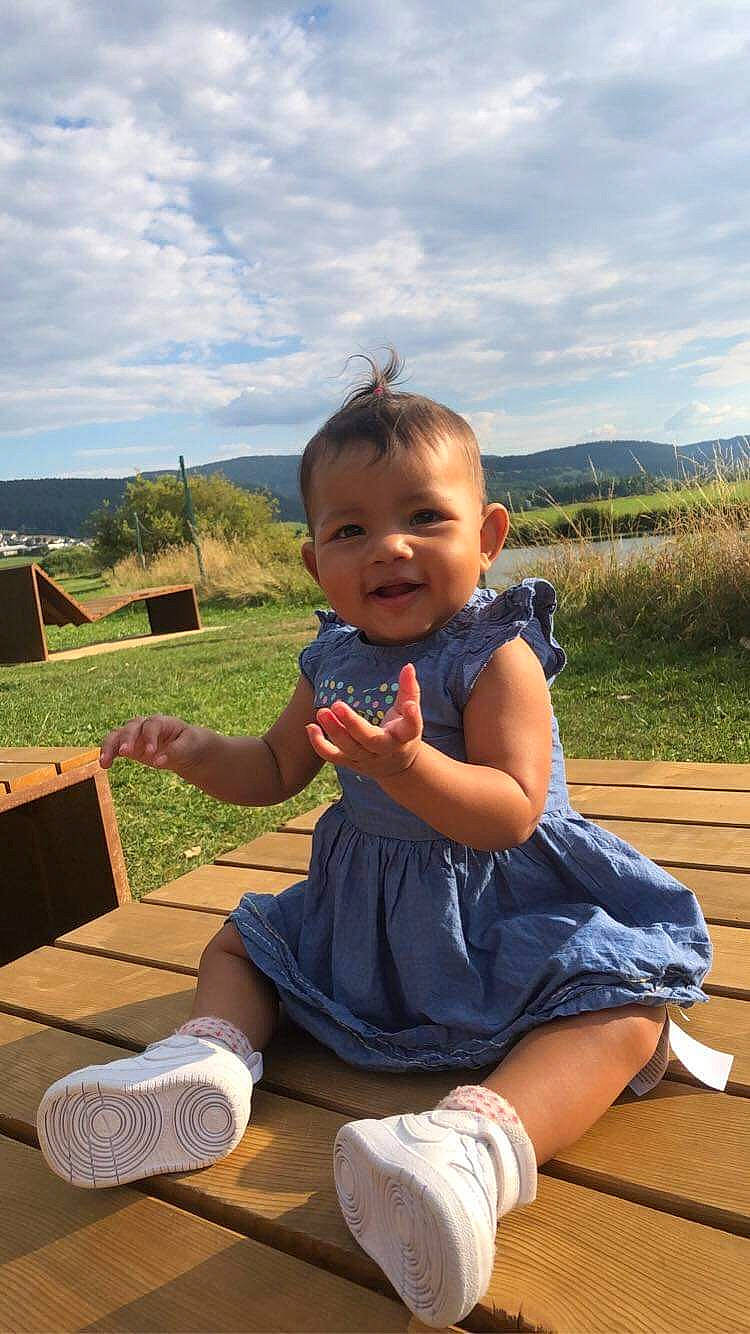 Shyn participe au concours pour gagner de l'argent avec cette photo : baby, baby_toddler_clothing, child, cloud, electric_blue, fun, grass, happy, knee, landscape, leisure, person, plant, shoe, sitting, sky, smile, sneakers, sock, toddler