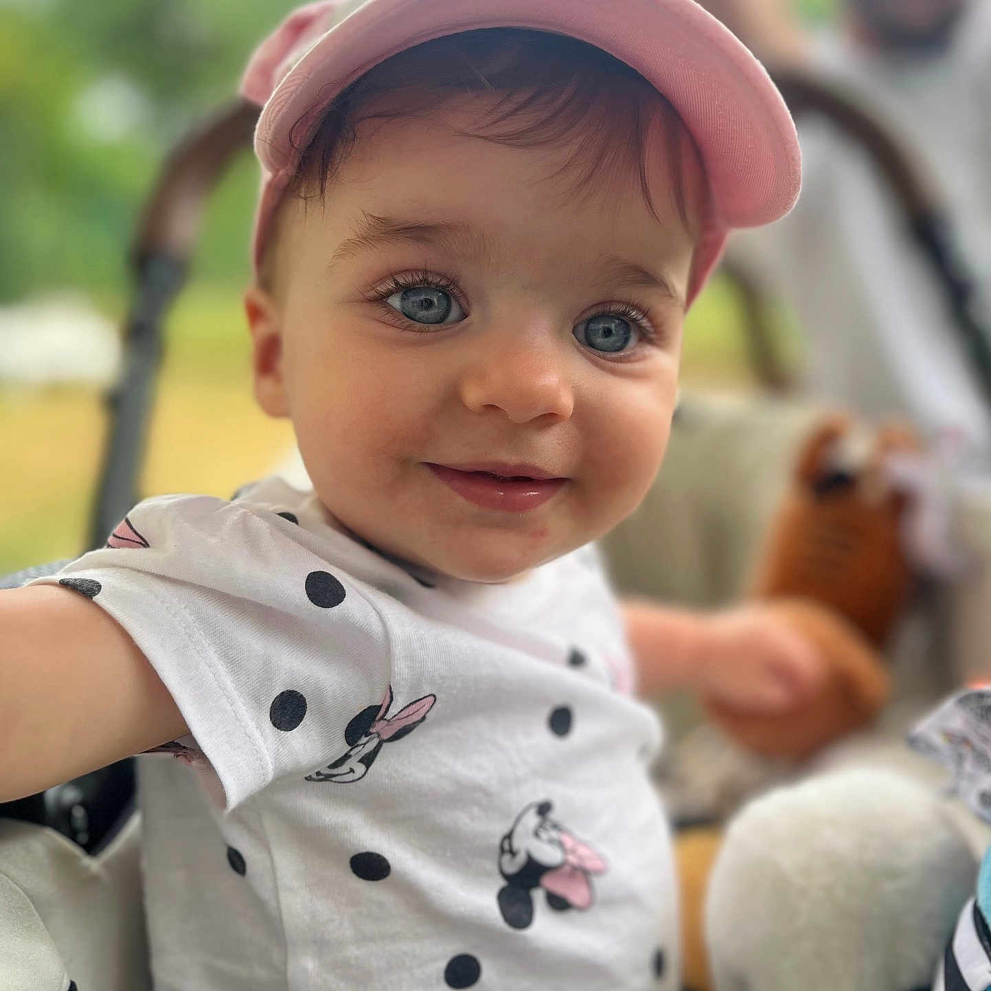 Iris a rejoint le concours — aidez-le/la à gagner de superbes lots ! baby, blue_eyes, cap, child, childhood, closeup, cute, happy, infant, minnie_mouse, outdoor, person, pink_cap, plush_toy, polka_dot, portrait, smile, soft_focus, stroller, tshirt
