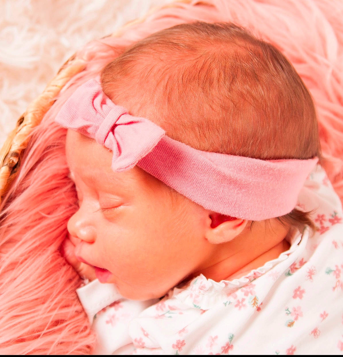 Emélia participe au concours pour gagner de l'argent avec cette photo : baby, baby_sleeping, cheek, child, close_up, ear, face, fashion_accessory, forehead, hair_accessory, head, headband, headgear, headpiece, nose, peach, person, pink, skin, sleep
