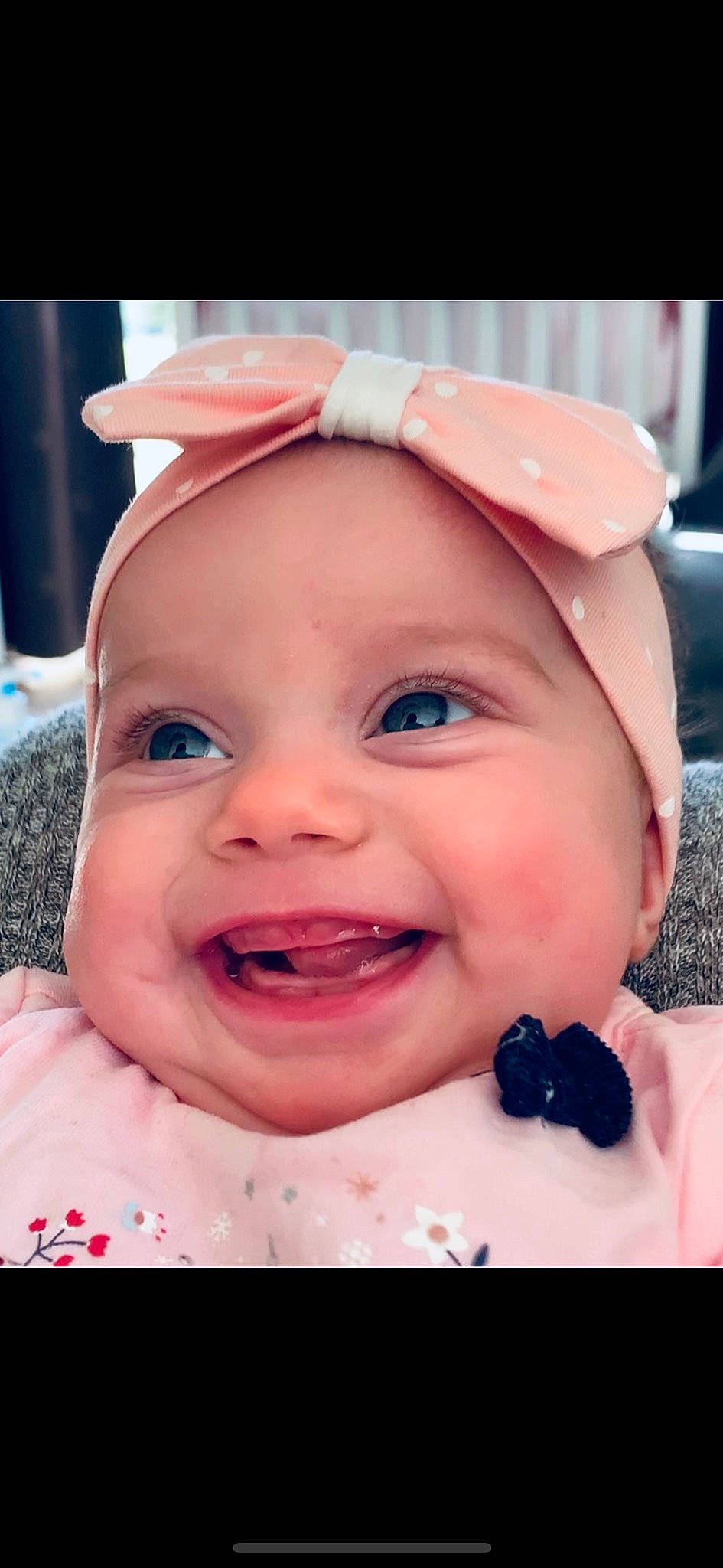 Emélia a rejoint le concours — aidez-le/la à gagner de superbes lots ! baby, baby_making_funny_faces, cheek, child, chin, close_up, eyebrow, face, facial_expression, forehead, head, headgear, headwear, joy, laugh, lip, mouth, nose, person, pink