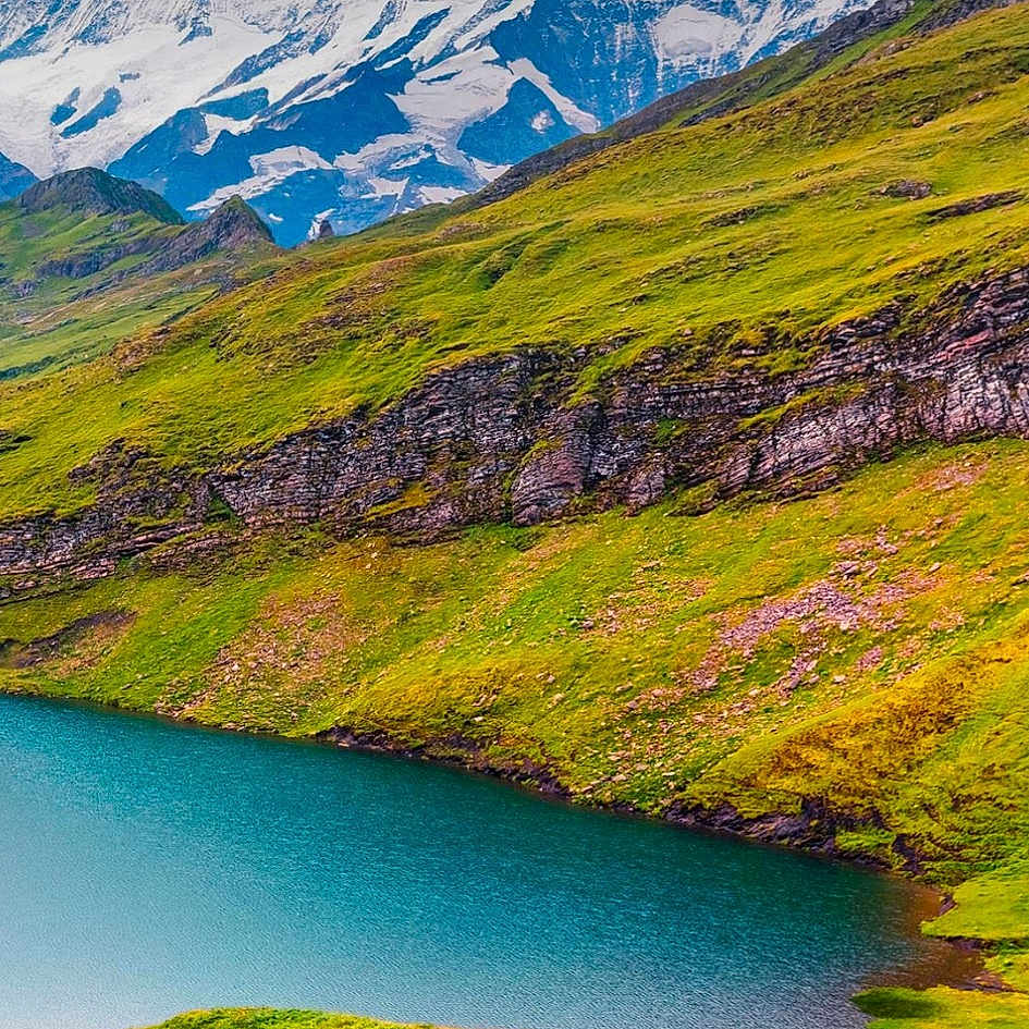 Amel participe au concours pour gagner de l'argent avec cette photo : bank, biome, cloud, ecoregion, grass, grassland, green, highland, lake, landscape, mountain, natural_environment, natural_landscape, nature, people_in_nature, plant, sky, water, water_resources, watercourse