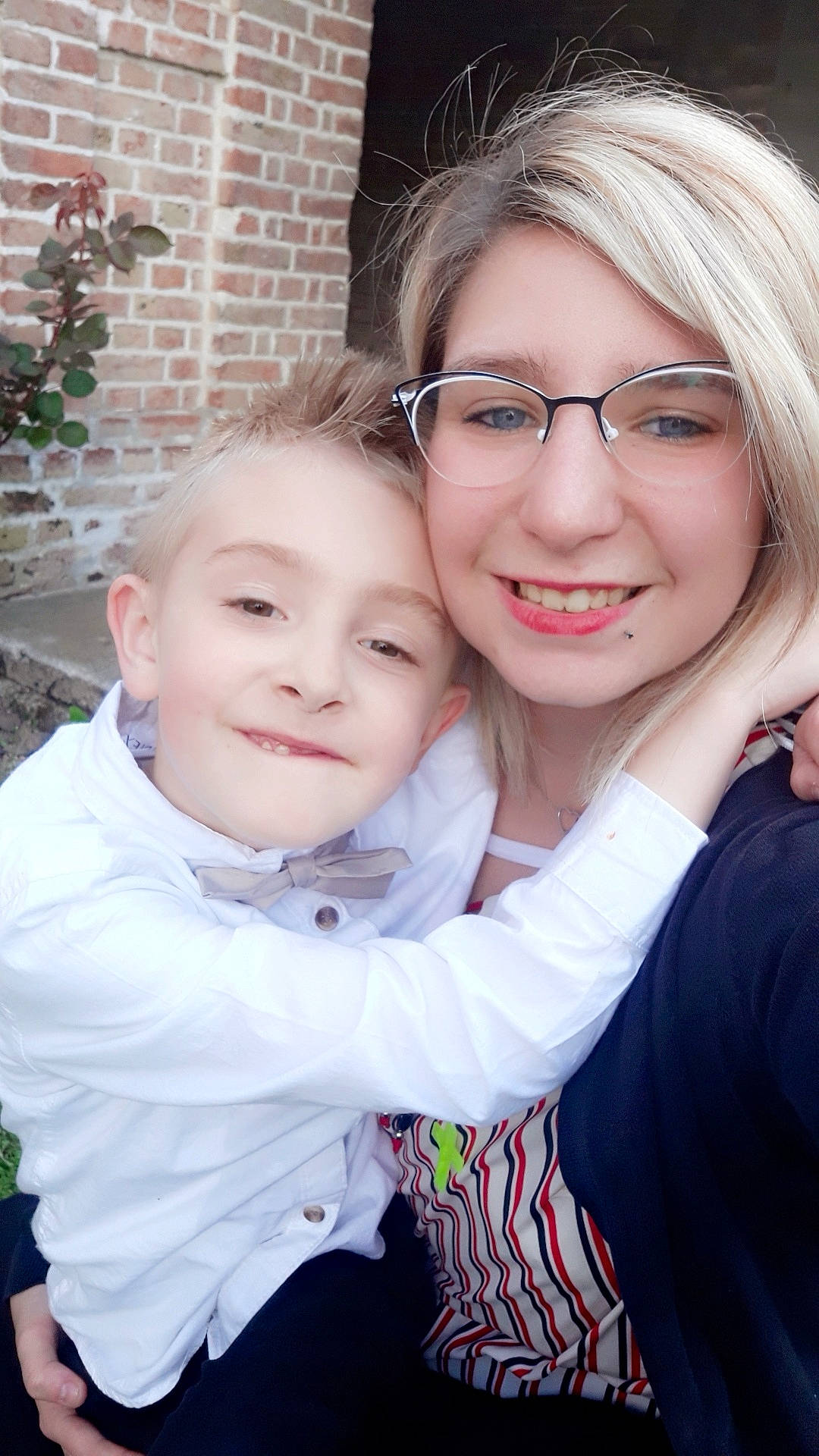 Noah a rejoint le concours — aidez-le/la à gagner de superbes lots ! baby, blond, cheek, child, daughter, eyewear, face, family, fun, glasses, happy, head, joy, mother, people, person, photography, skin, smile, toddler