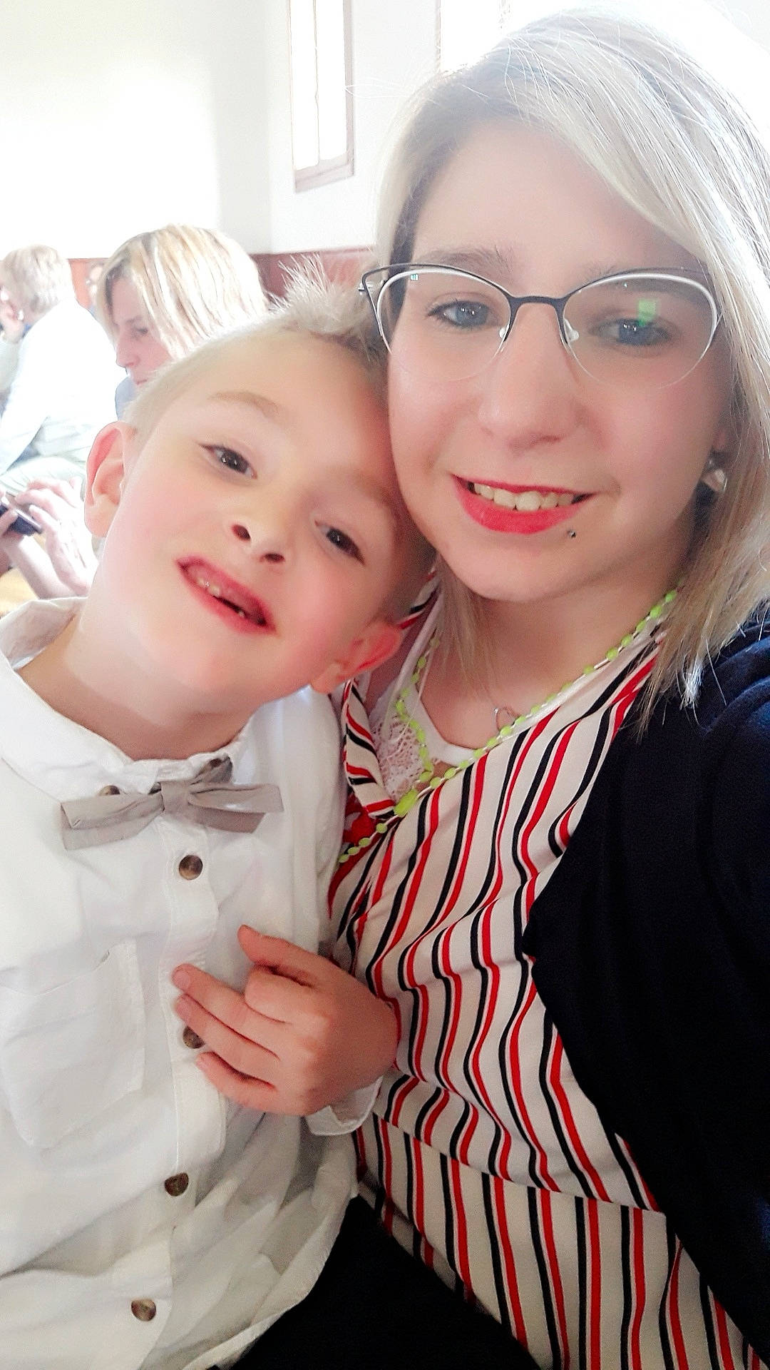 Noah participe au concours pour gagner de l'argent avec cette photo : baby, blond, cheek, child, daughter, eyewear, face, gesture, glasses, head, joy, lip, mother, people, person, photography, selfie, skin, smile, toddler