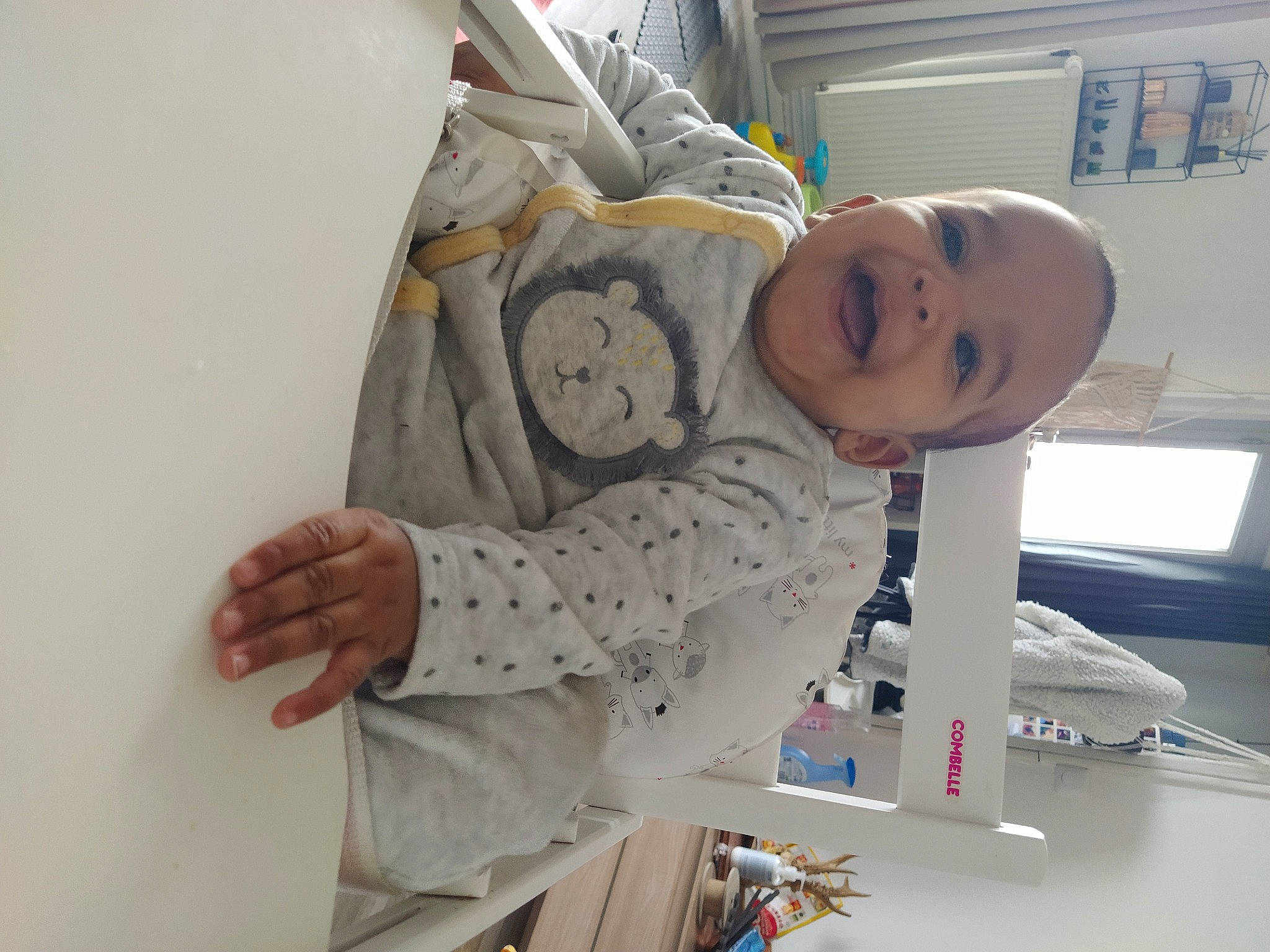 Azaïah participe au concours pour gagner de l'argent avec cette photo : astronaut, baby, child, comfort, hoodie, hospital, linens, person, room, sleeve, smile, space, t_shirt, toddler