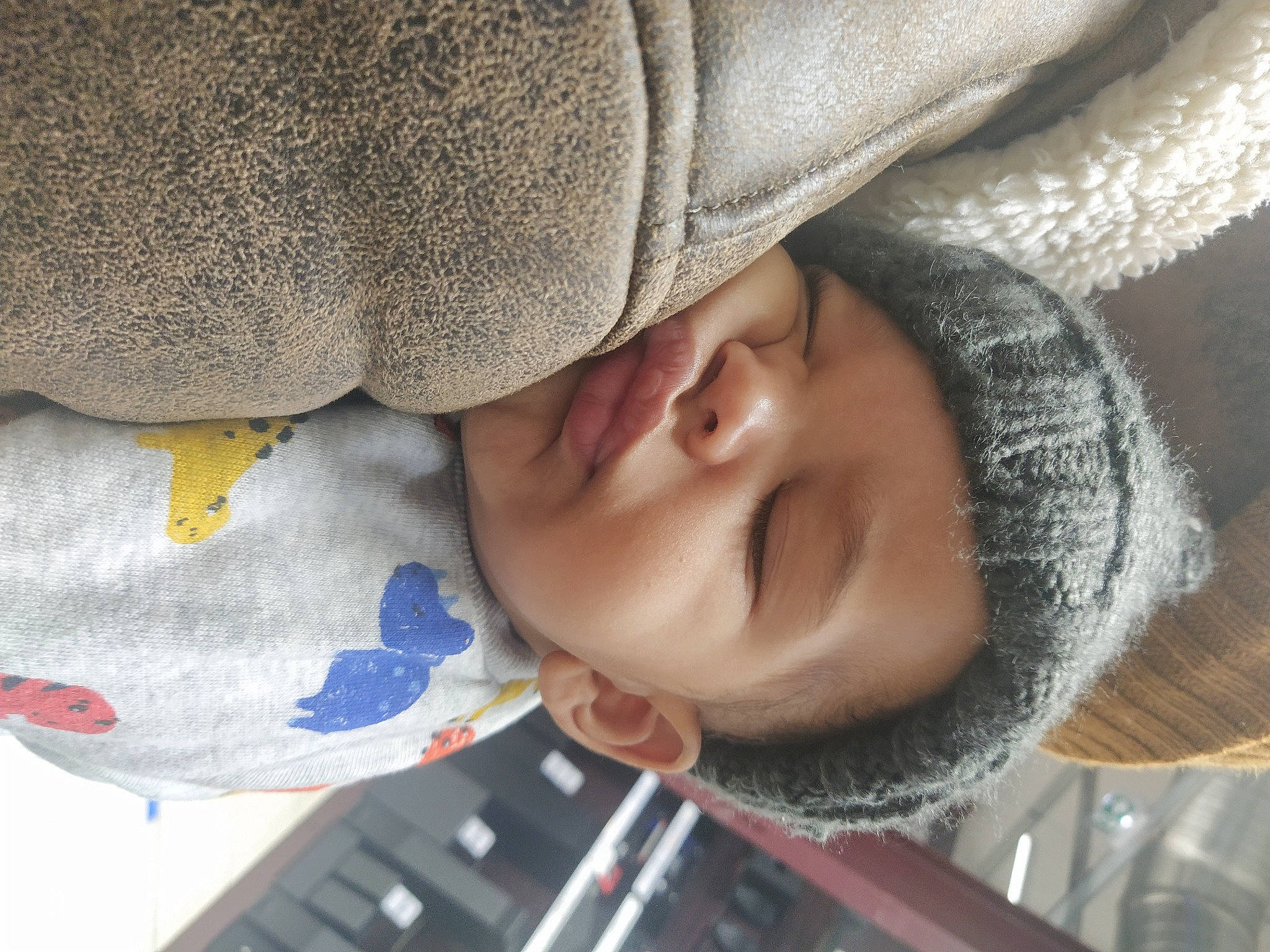 Azaïah a rejoint le concours — aidez-le/la à gagner de superbes lots ! beauty, cap, child, comfort, eye, happy, headgear, knit_cap, nose, organ, person, photograph, skin, smile, textile, toddler, tree, white, winter, wood