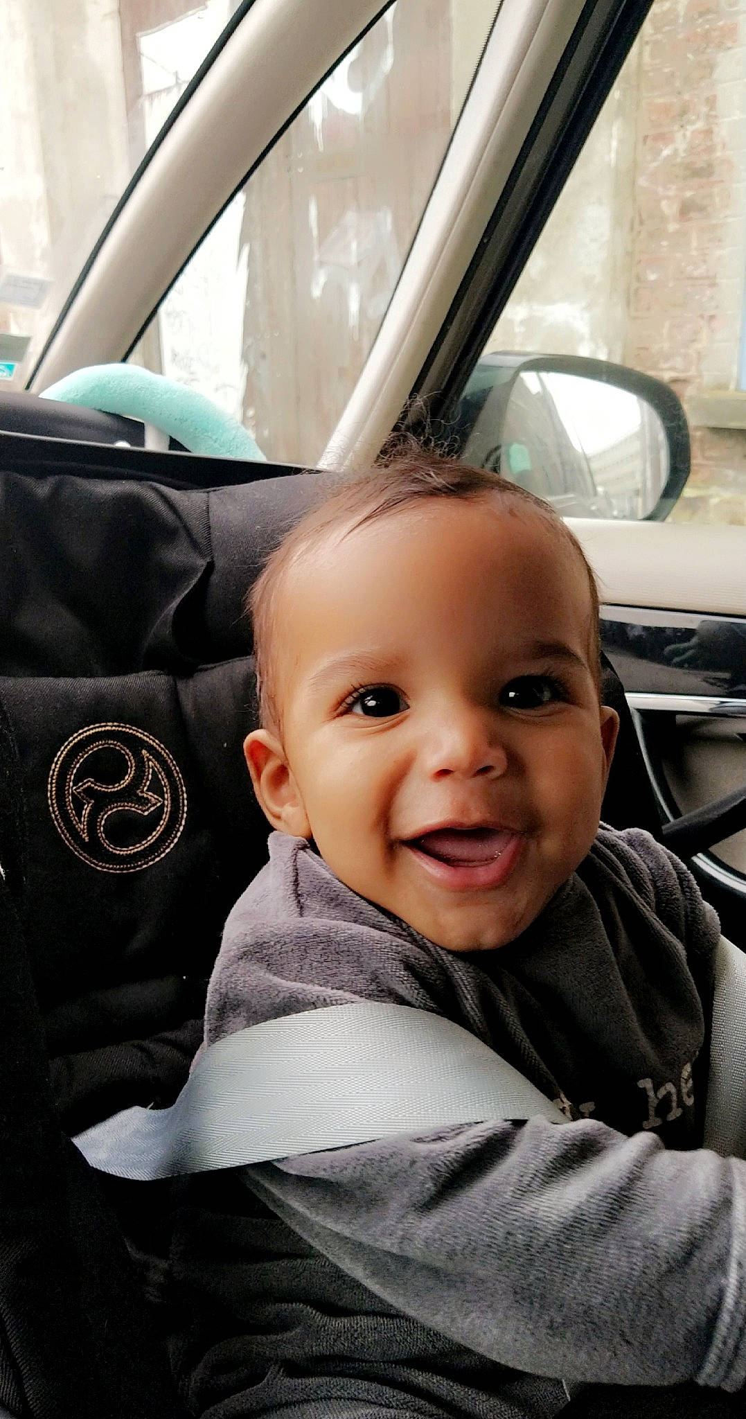 Azaïah participe au concours pour gagner de l'argent avec cette photo : auto_part, automotive_design, automotive_exterior, automotive_mirror, baby, car, car_seat, car_seat_cover, comfort, head_restraint, joy, mode_of_transport, motor_vehicle, person, personal_luxury_car, smile, steering_part, steering_wheel, toddler, vehicle