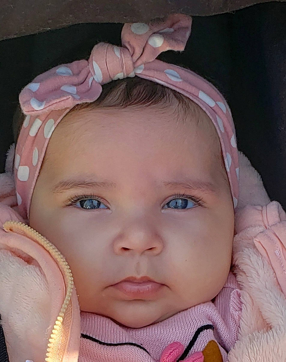 Alya a rejoint le concours — aidez-le/la à gagner de superbes lots ! baby, baby_toddler_clothing, cheek, chin, ear, eye, eyebrow, eyelash, forehead, head, headgear, headpiece, iris, lip, nose, organ, person, pink, skin, textile