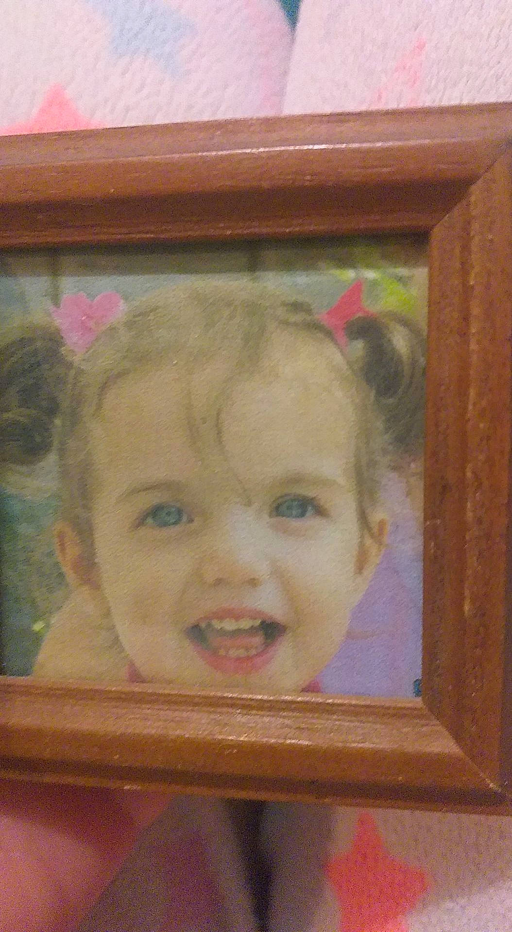 Grâce a rejoint le concours — aidez-le/la à gagner de superbes lots ! art, baby, cheek, child, chin, eye, eyebrow, eyelash, happy, head, iris, nose, paint, painting, person, picture_frame, pink, rectangle, smile, toddler