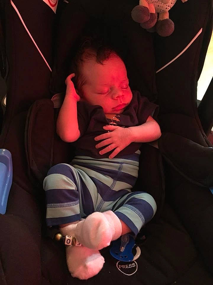 Matteo participe au concours pour gagner de l'argent avec cette photo : baby, car_seat, comfort, elbow, finger, flash_photography, fun, gesture, hand, human_body, knee, lap, leg, mouth, nail, person, pink, shoe, shoulder, sock