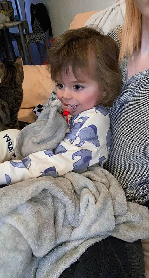 Matteo a rejoint le concours — aidez-le/la à gagner de superbes lots ! baby, baby_toddler_clothing, blond, cat, cheek, child, comfort, fun, fur, happy, interaction, iris, lap, linens, people, person, play, sitting, skin, smile