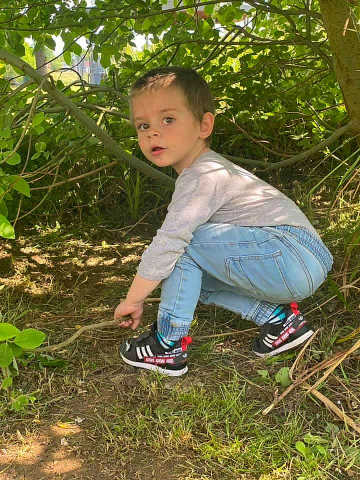 Matteo participe au concours pour gagner de l'argent avec cette photo : baby_toddler_clothing, child, fun, grass, grass_family, grassland, happy, leaf, leg, leisure, people_in_nature, person, plant, sandal, shoe, sneakers, soil, sunlight, toddler, tree