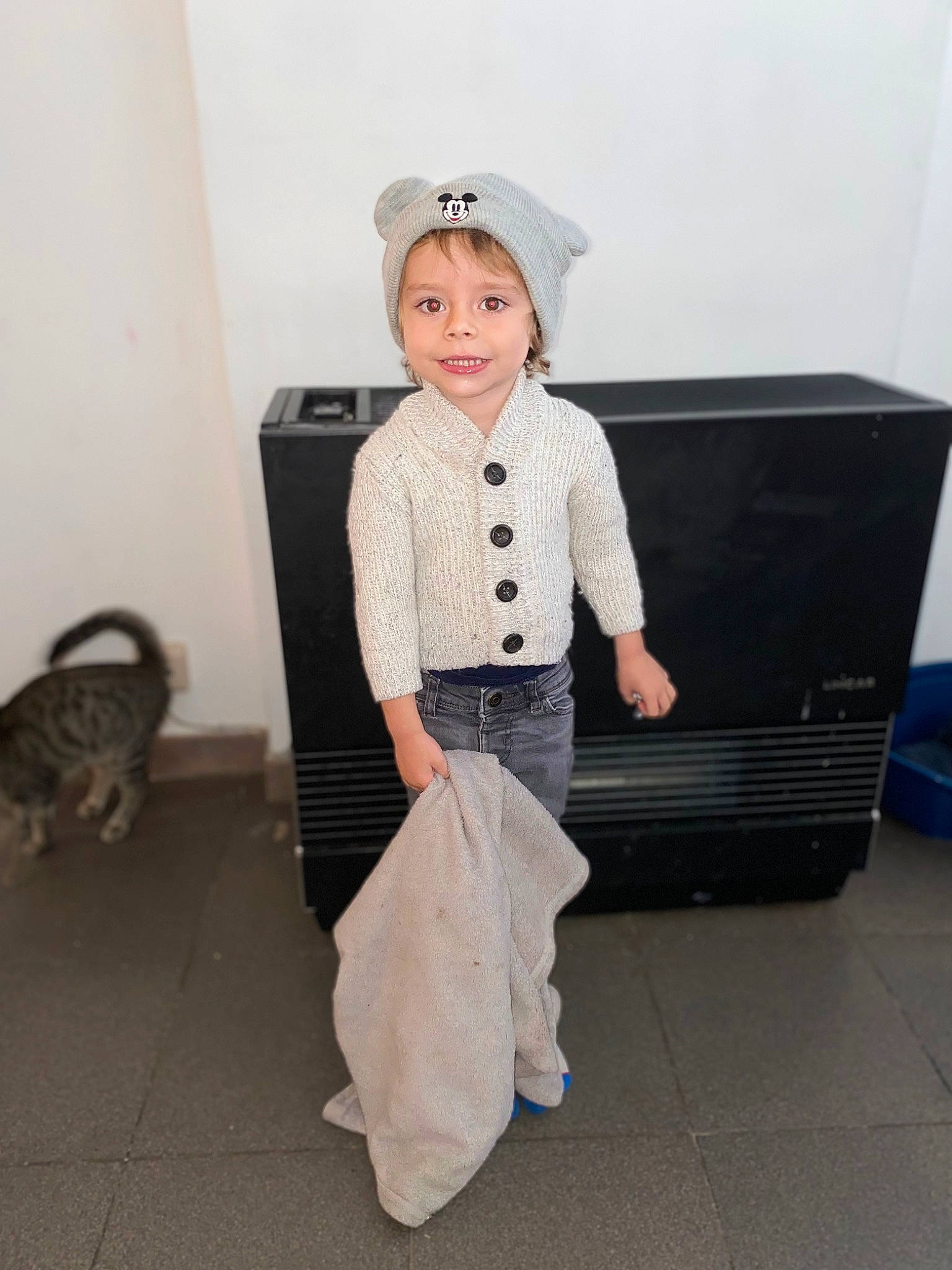 Matteo a rejoint le concours — aidez-le/la à gagner de superbes lots ! arm, baby_toddler_clothing, collar, denim, dress_shirt, fashion_accessory, fashion_design, flooring, formal_wear, headwear, human_body, joy, knee, pattern, person, sitting, sleeve, smile, street_fashion, t_shirt