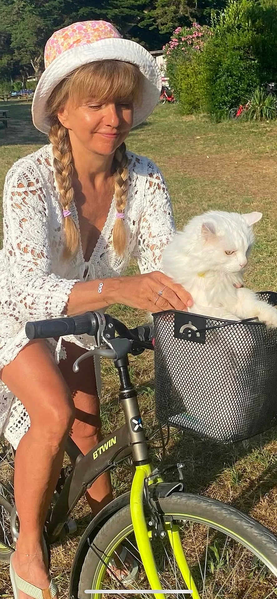 Elsie a rejoint le concours — aidez-le/la à gagner de superbes lots ! woman, cat, bicycle, basket, outdoor, grass, hat, braids, white_cat, sunlight, nature, greenery, summer, casual_clothing, smiling, pet, animal, recreation, leisure, daytime
